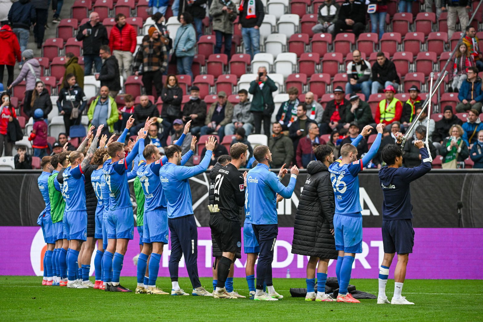 Holstein Kiel feiert den Sieg in Augsburg mit den mitgereisten Fans