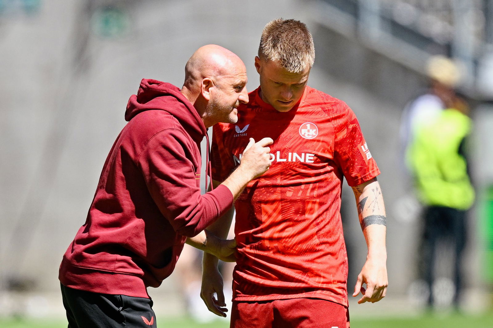 Trainer Torsten Lieberknecht (l) muss mit dem FCK am letzten Spieltag auf Patzer der Konkurrenz hoffen.
