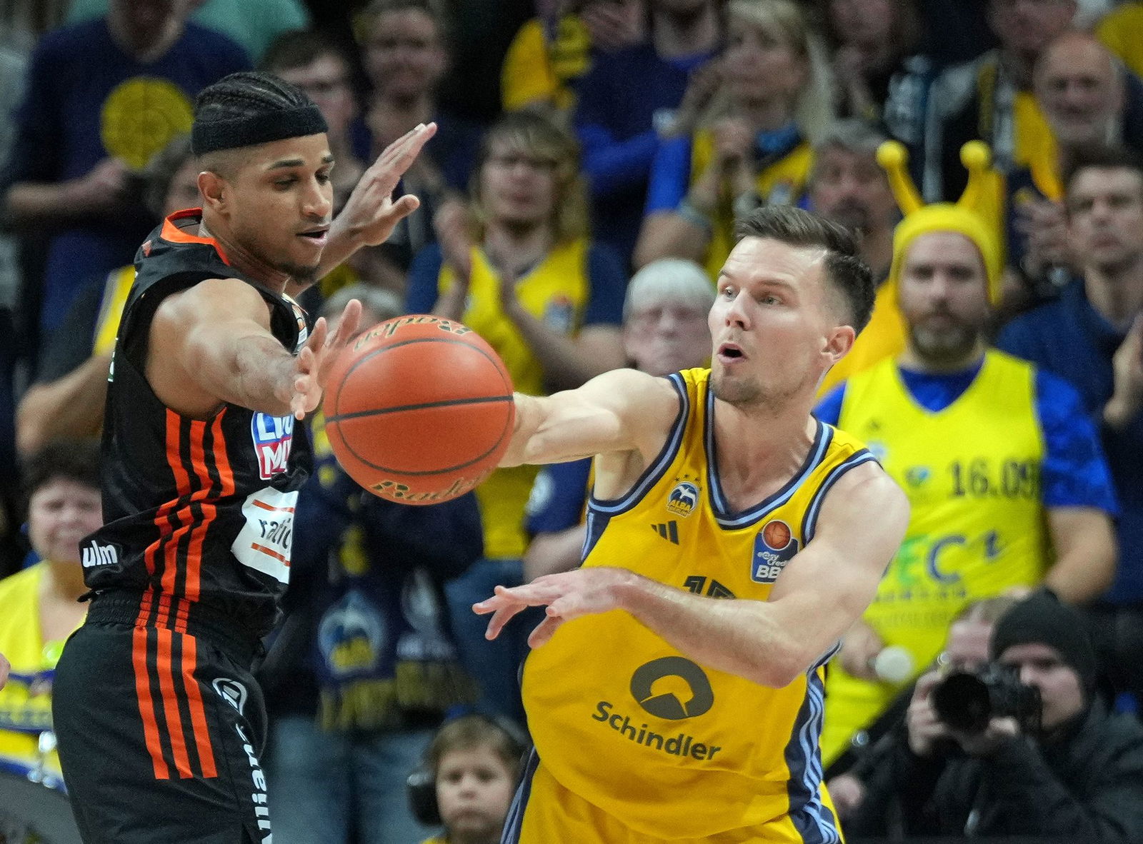 Alba-Kapitän Martin Hermannsson im Duell mit Ulms Alfonso Plummer