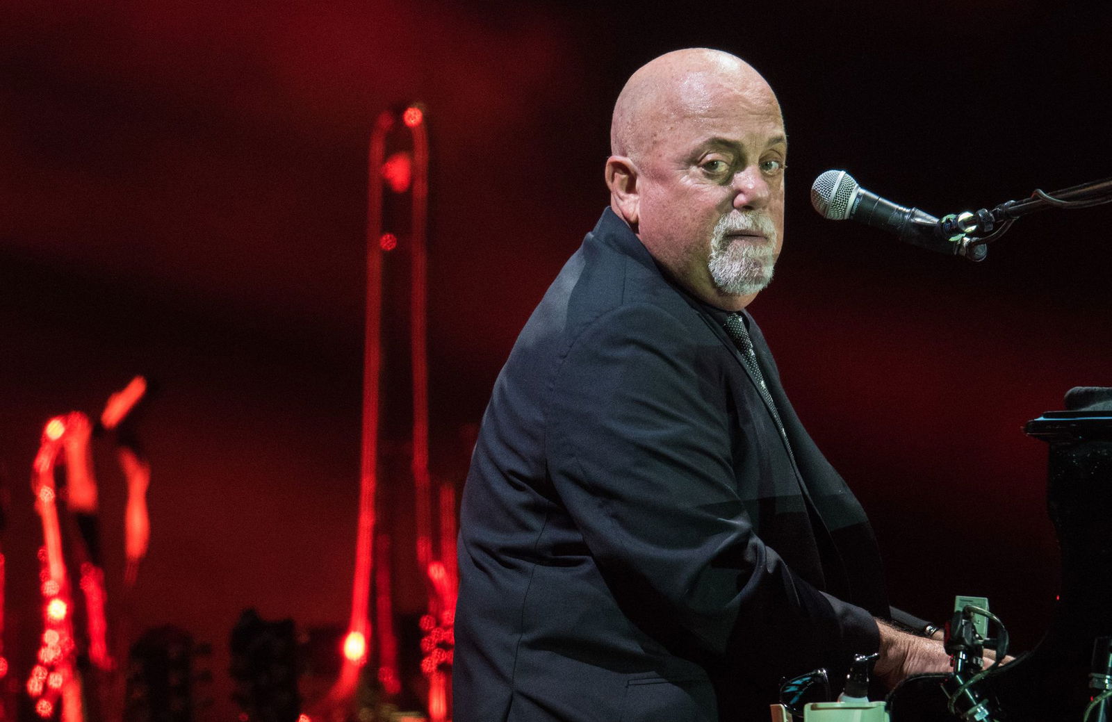 Billy Joel bei einem Konzert in Frankfurt im September 2016. Der Mann am Klavier ist krank.