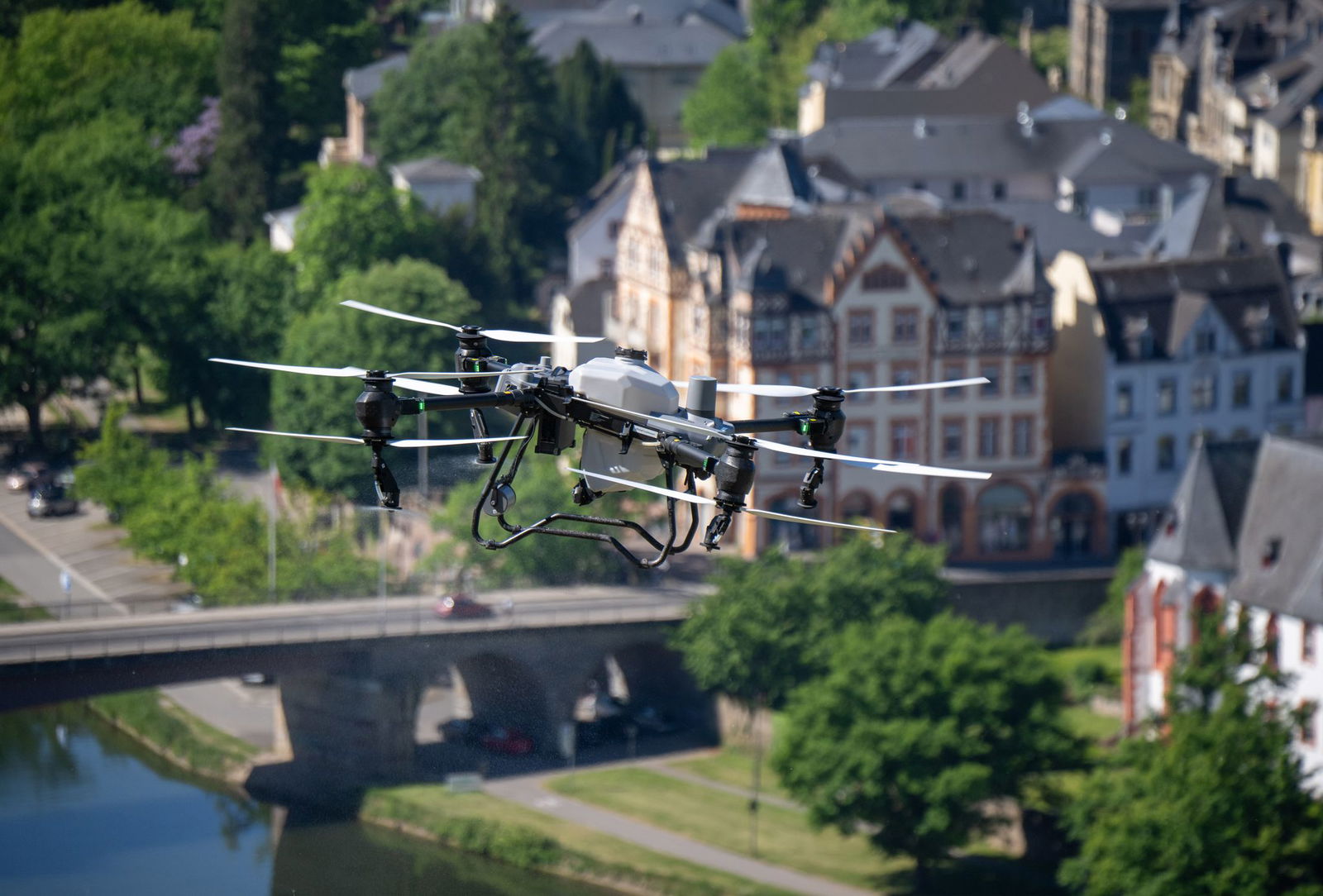 Sie fliegt vollautomatisch über den entsprechenden Weinberg