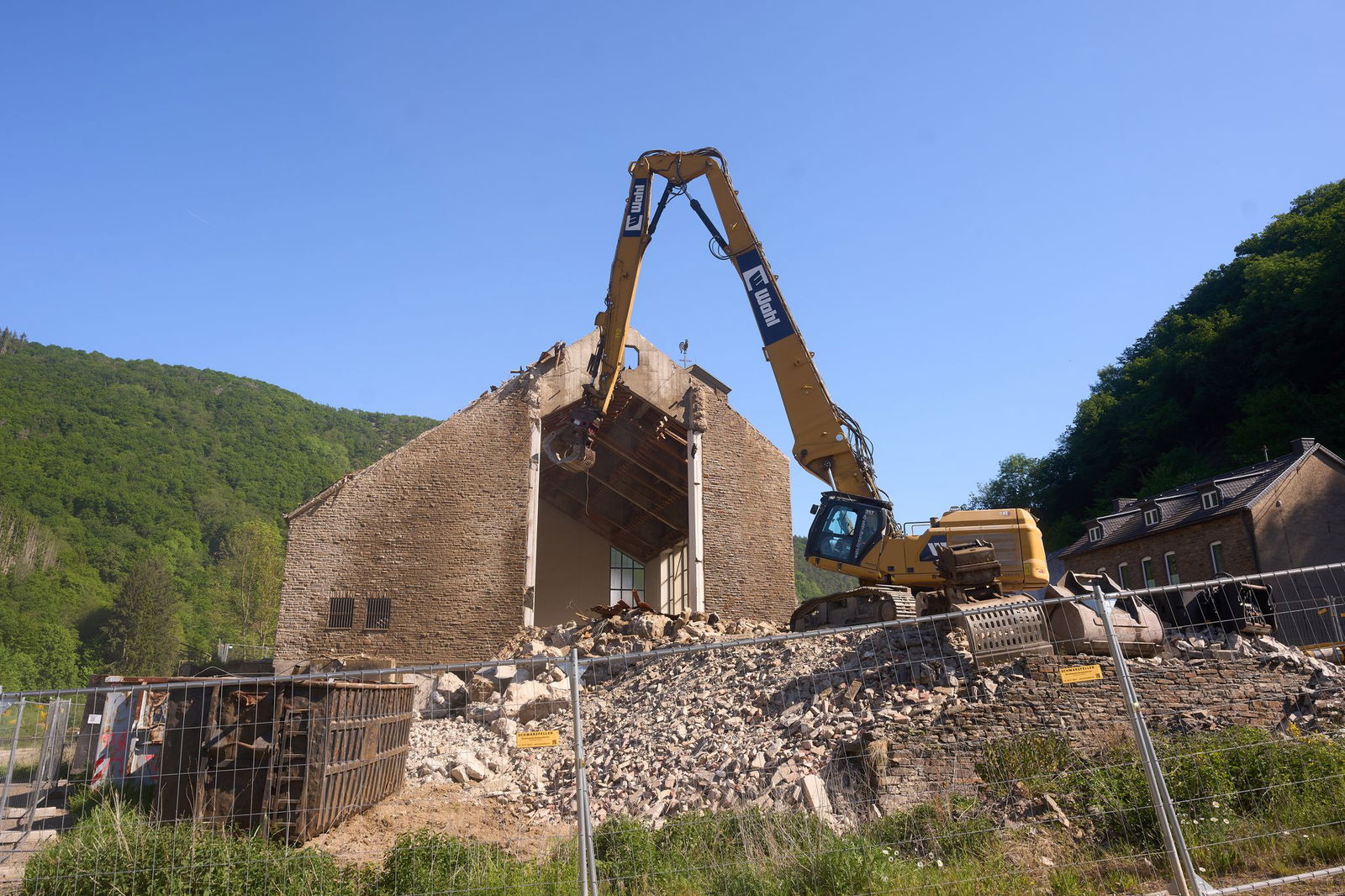 Ein Bagger macht sich beim Abriss der Kirche an die Arbeit.