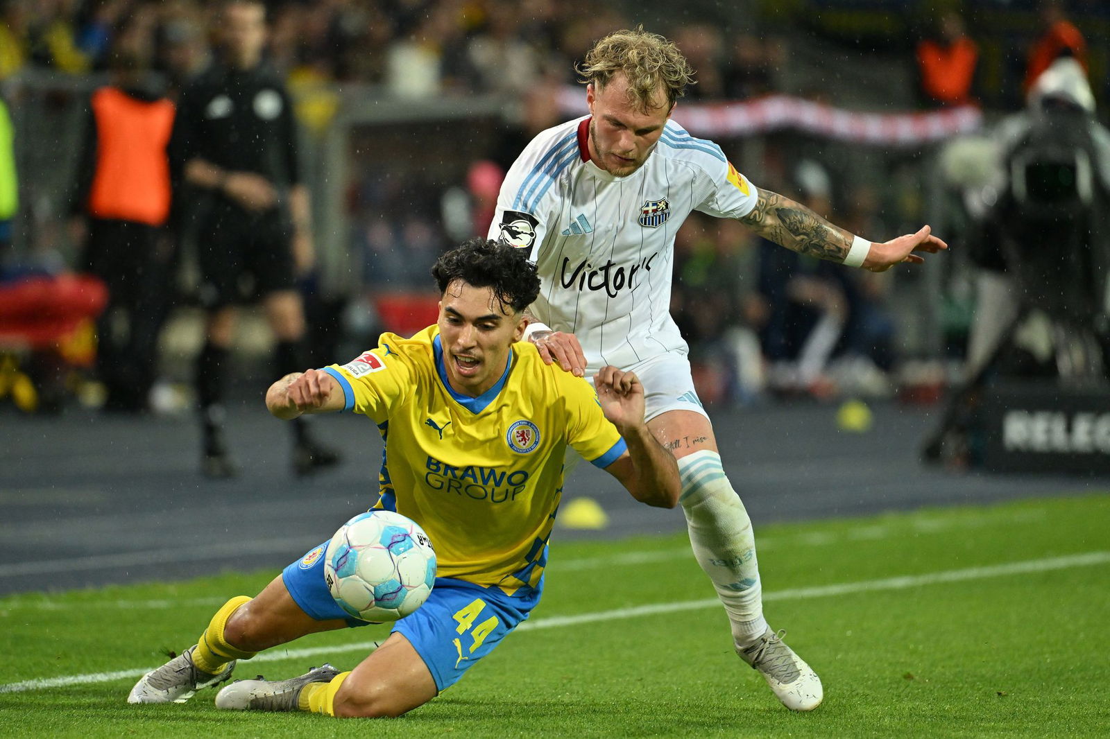 Harter Zweikampf: Braunschweigs Johan Gomez (l.) und Saarbrückens Philip Fahrner im Duell.