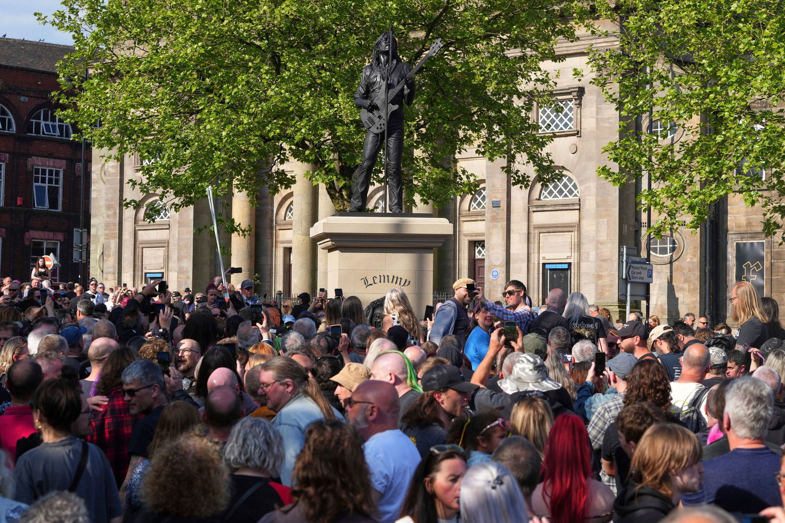 Zur Enthüllung der Lemmy-Statue in Burslem kamen Hunderte Motörhead-Fans.