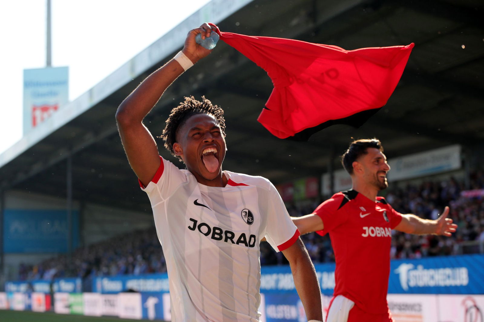 Freiburgs Junior Adamu jubelt nach dem Sieg bei Holstein Kiel.