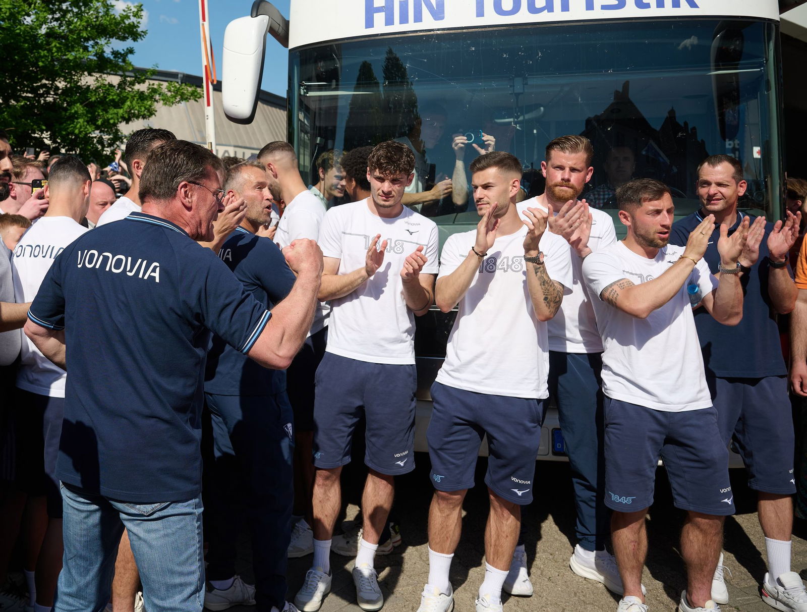 Bochums Trainer Dieter Hecking steht mit der Mannschaft vor dem Auswärtsspiel in Heidenheim vor dem Teambus, nachdem sie zuvor durch ein Spalier von Fans gefahren waren.