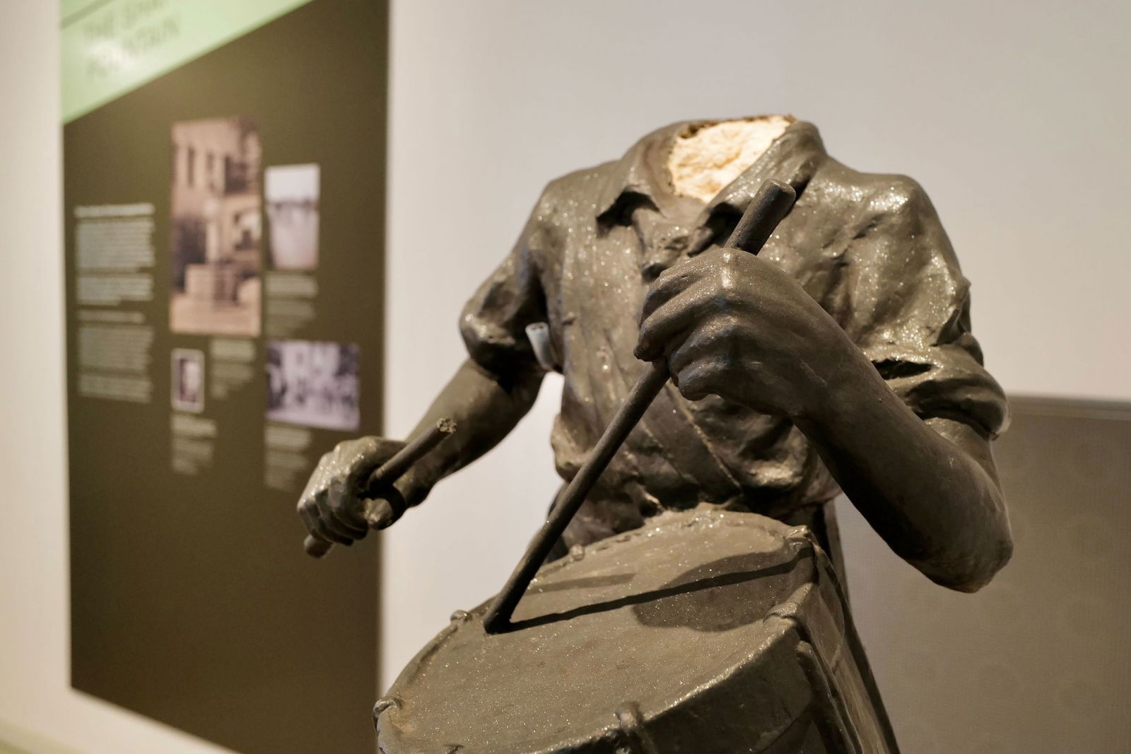 In der neuen Dauerausstellung des Lindauer Stadtmuseums wird der Torso einer Trommler-Figur gezeigt, die einst in Lindau an einem Brunnen der Hitler-Jugend stand. 
