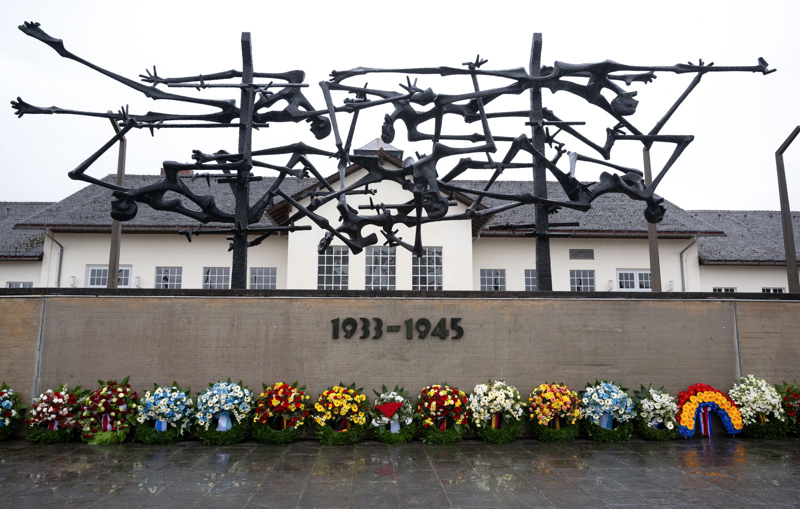 Zahlreiche Kränze liegen vor Beginn der Gedenkfeier zum Jahrestag der Befreiung des KZ Dachau am internationalen Mahnmal.