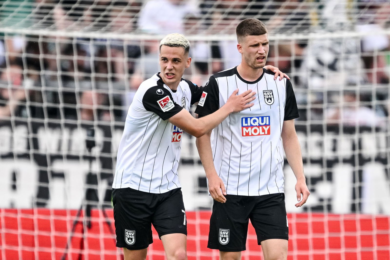 Bastian Allgeier versucht Tom Gaal nach seinem Eigentor aufzumuntern.