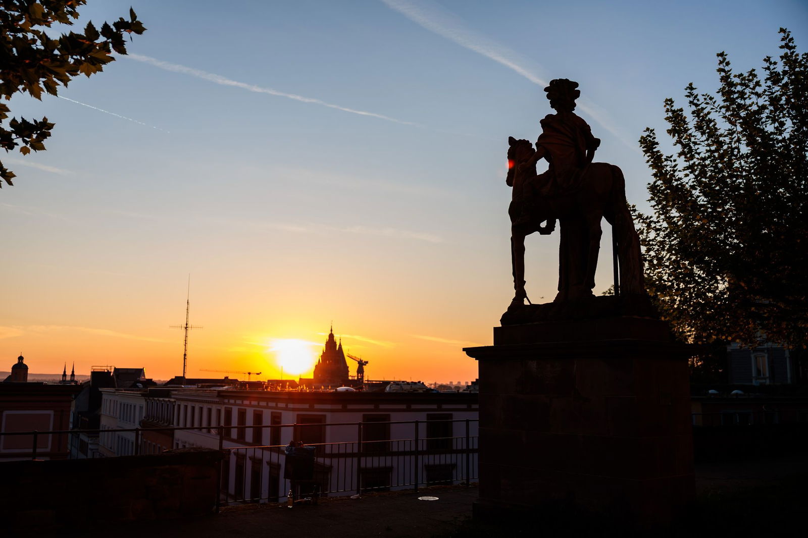 Auch die neue Woche startet sonnig und warm in Rheinland-Pfalz und im Saarland. Lokal kann es Gewitter geben. (Archivbild)