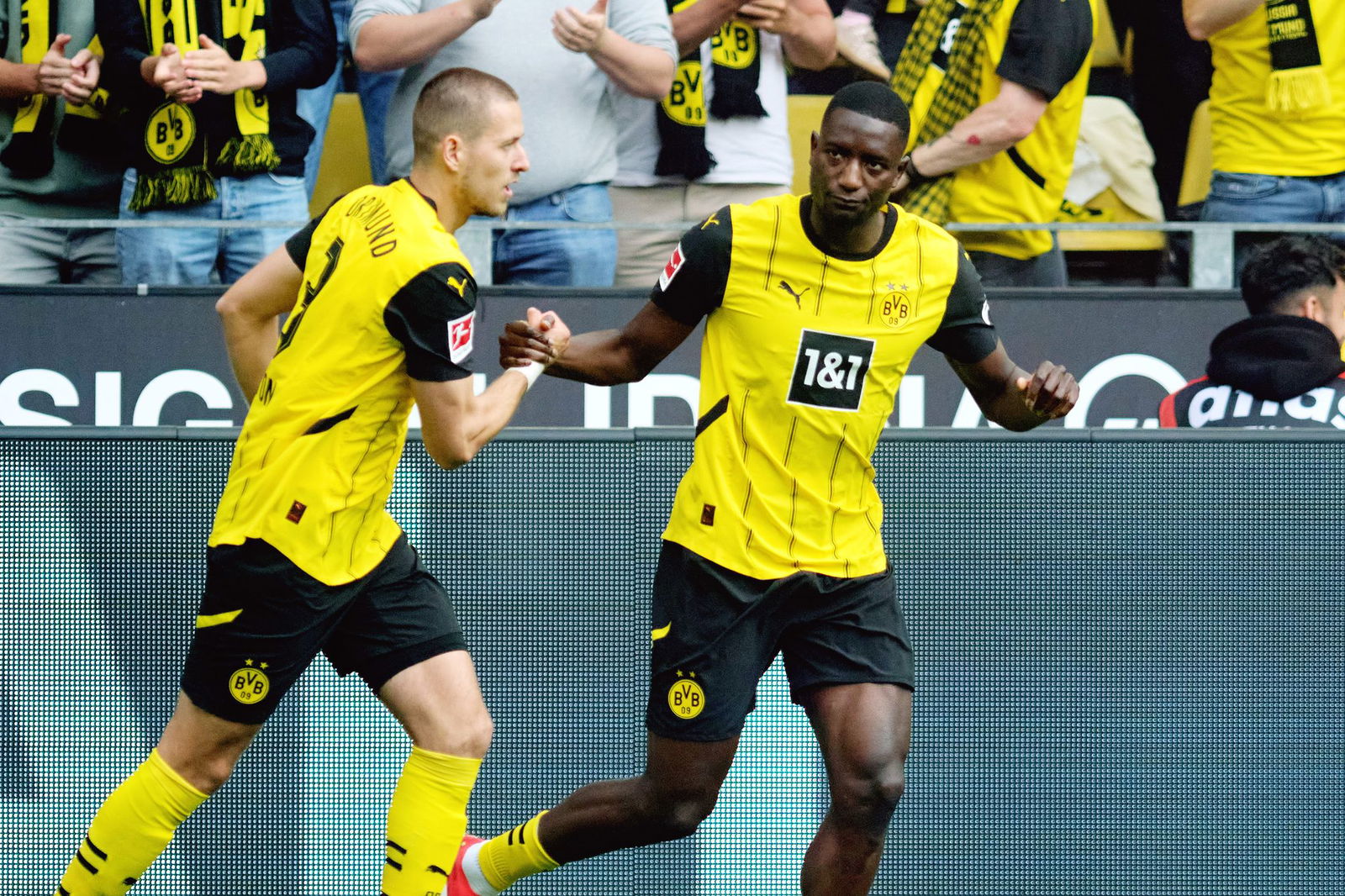Serhou Guirassy (r) brachte den BVB früh in Führung.