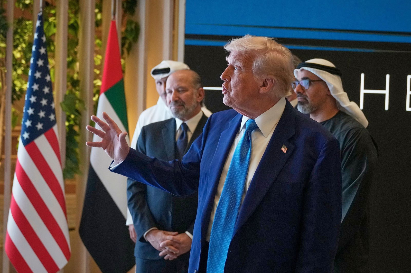 US-Präsident Trump will wegen der Geburt eines Enkels schnell heimkehren von seiner Nahost-Reise - und keinen Abstecher zu den Ukraine-Gesprächen in der Türkei machen.