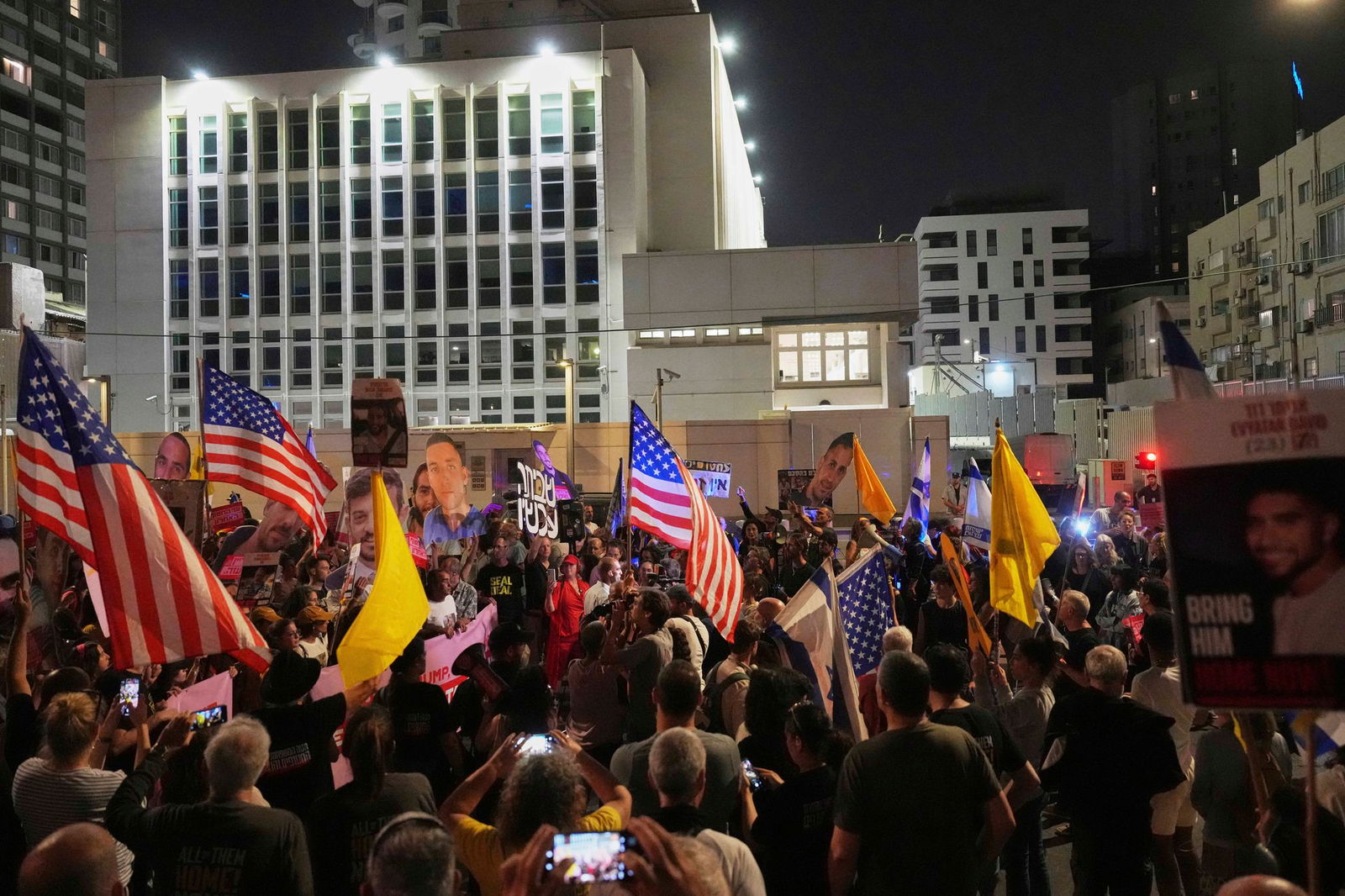 Menschen protestieren vor der Außenstelle der US-Botschaft und fordern die Freilassung der von der Hamas im Gazastreifen festgehaltenen Geiseln.