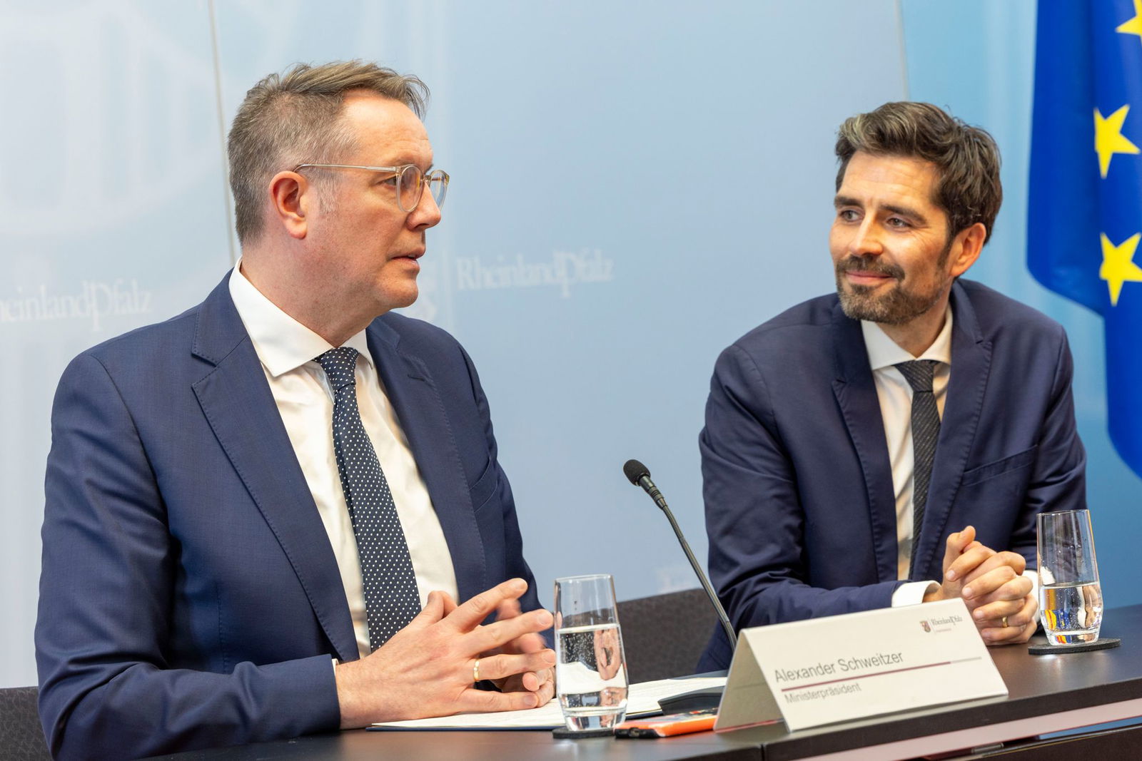 Ministerpräsident Alexander Schweitzer (l.) hat Sven Teuber (beide SPD) erst nach der Wahl von Friedrich Merz zum Kanzler gefragt, ob er Bildungsminister werden will. 