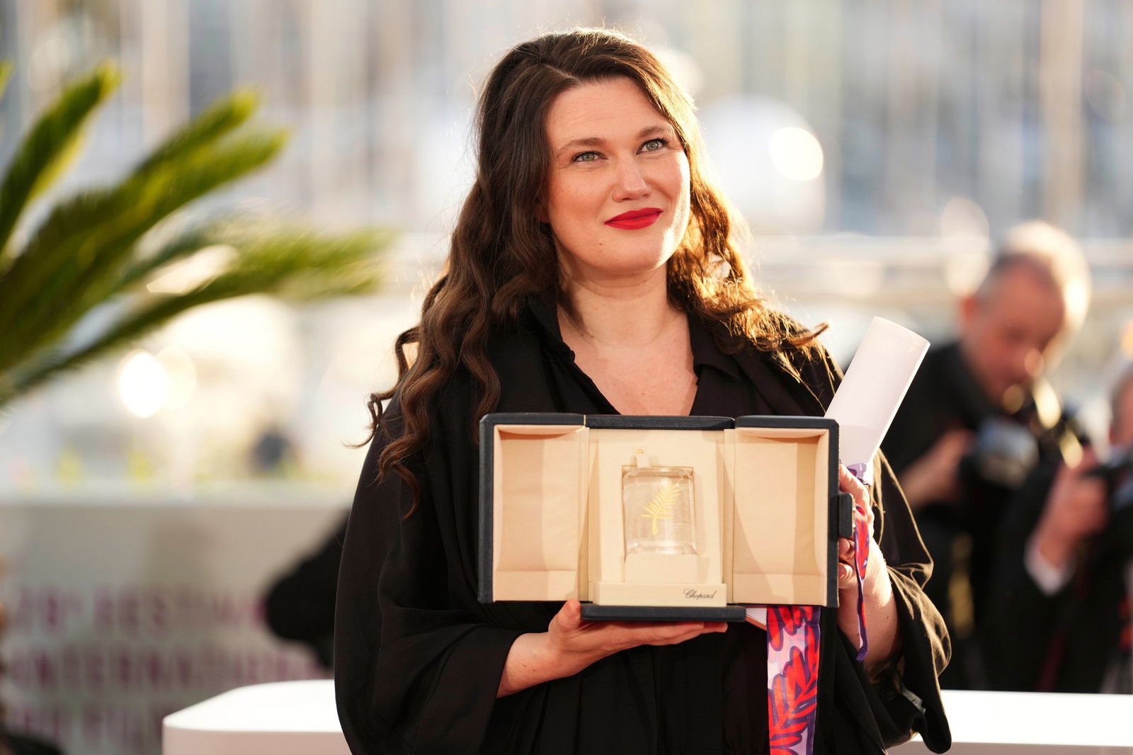 Mascha Schilinski mit ihrer Auszeichnung.