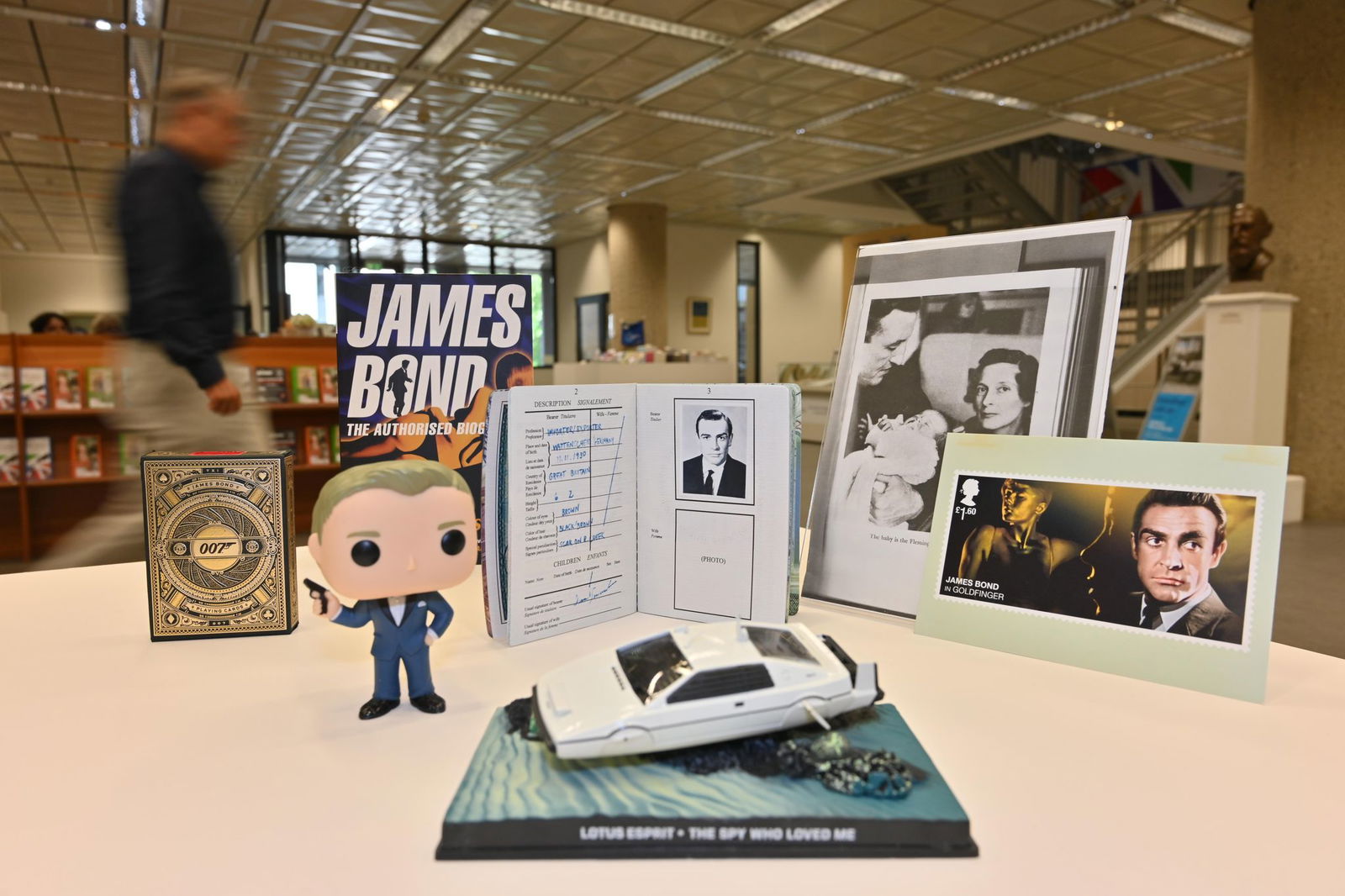 Im Stadtarchiv sind Exponate der Ausstellung «Liebesgrüße aus Wattenscheid» zu sehen - dazu zählt auch ein Replikat des Ausweises von James Bond, welches den Wattenscheider Geburtsort des Geheimagenten bescheinigt. 