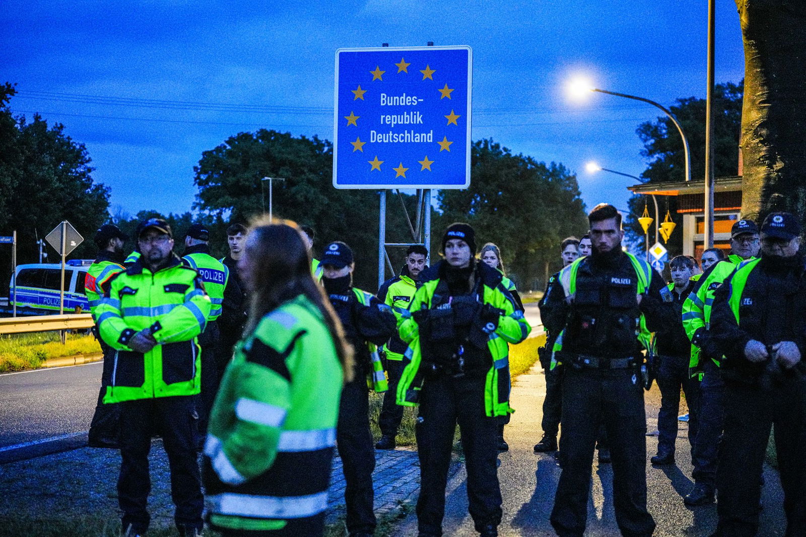 Die deutsche Polizei hat Niederländer daran gehindert, am zweiten Tag in Folge eigenmächtige Kontrollen an der Grenze zu Niedersachsen durchzuführen, um Asylbewerber ausfindig zu machen.