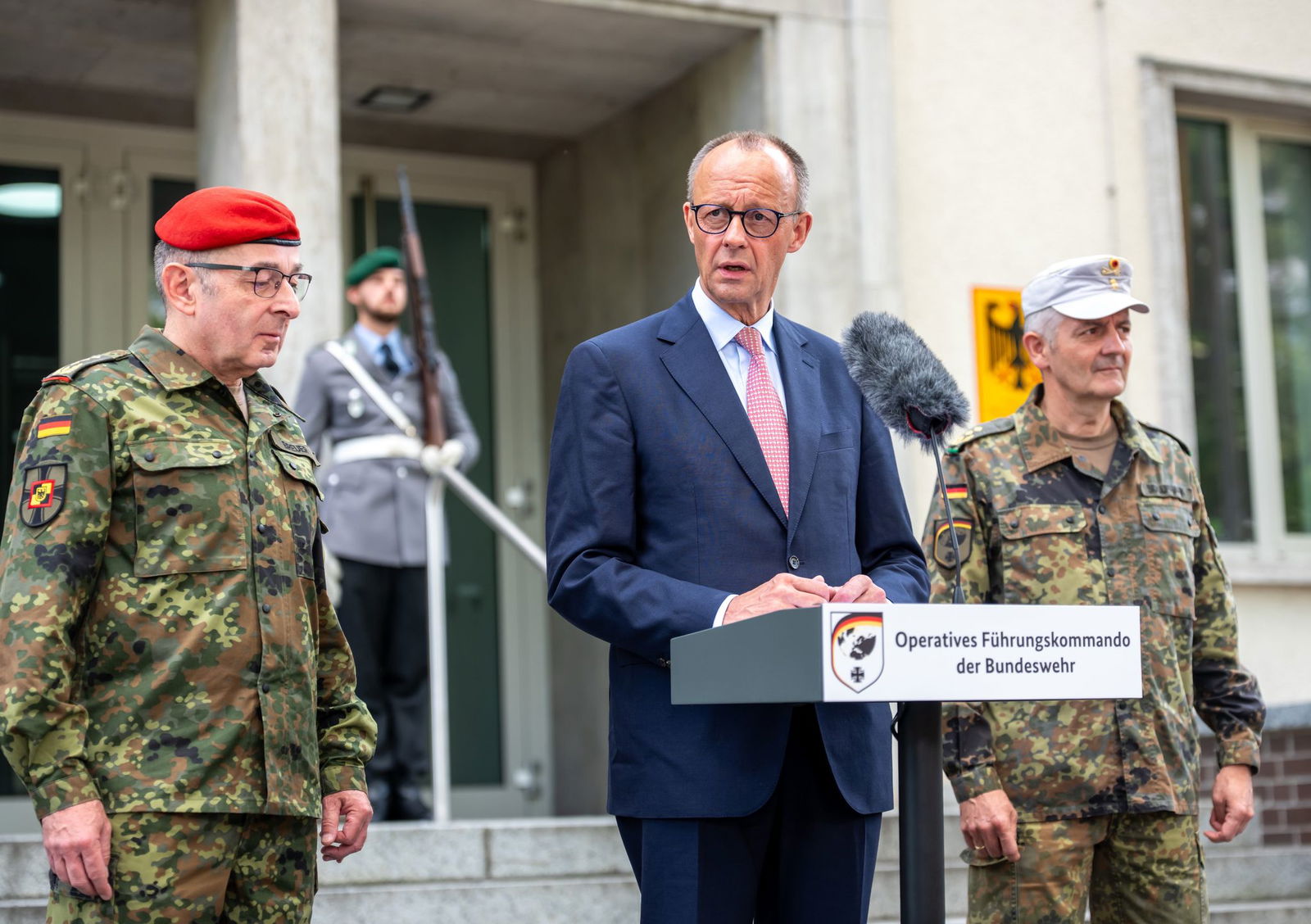 Kanzler Merz warnt vor falschem Sicherheitsgefühl und verlangt mehr Verteidigungsanstrengungen. Begrüßt wurde der CDU-Politiker von Carsten Breuer (l), Generalinspekteur der Bundeswehr, und Alexander Sollfrank (r), Befehlshaber des Führungskommandos.