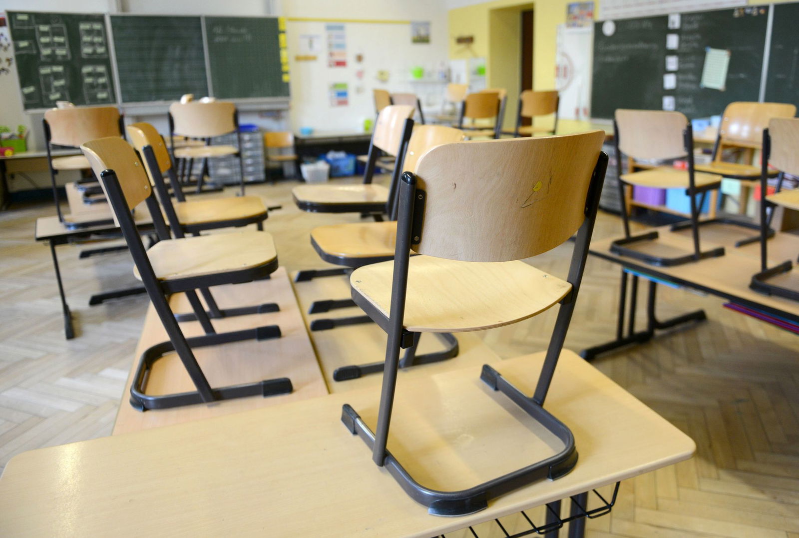 Bei großer Hitze gilt ein flexibler Aufenthalt in den Klassenräumen, Turnhallen und Schulhöfen. (Archivbild)