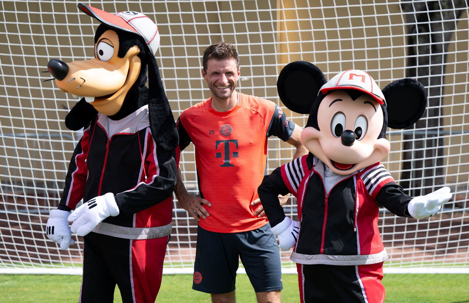 Thomas Müller mit Goofy und Micky Maus.