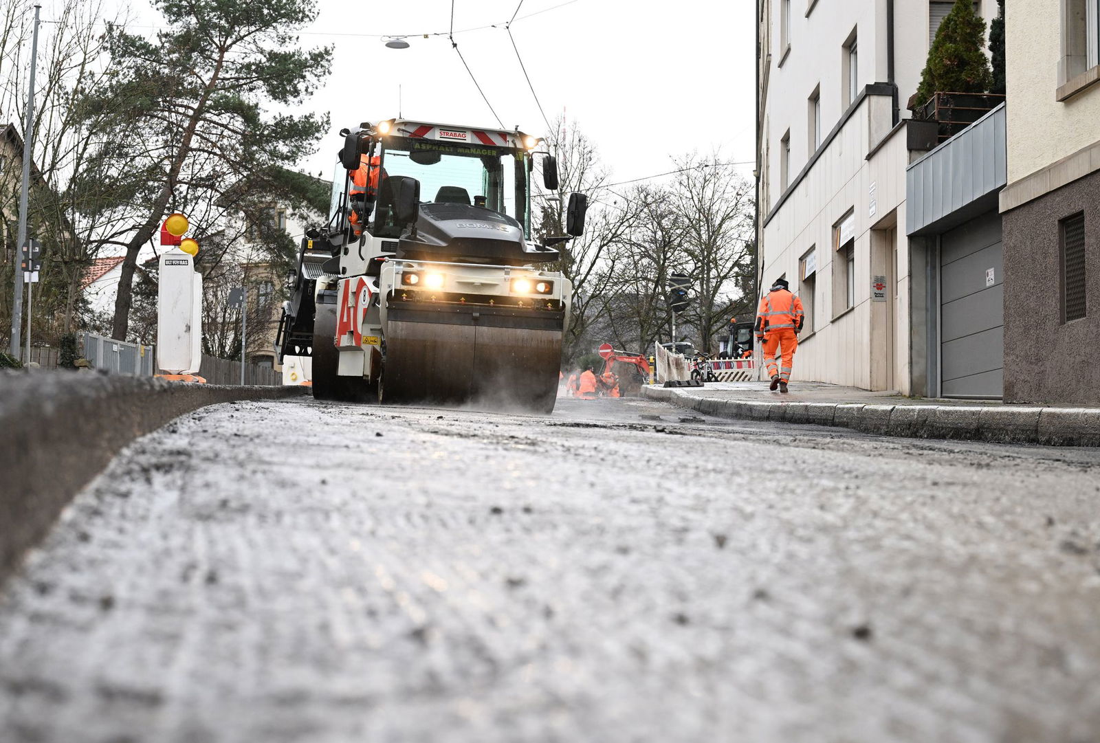 Wer soll die Kosten für den Bau oder Ausbau kommunaler Straßen tragen? Im rheinland-pfälzischen Landtag ist das ein Dauerthema. (Archivfoto)