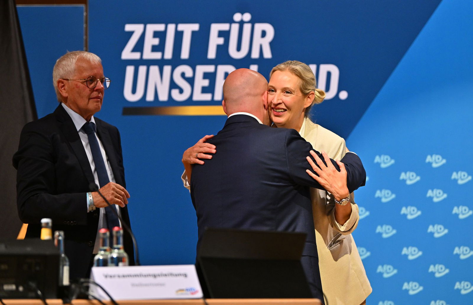 Der 34-Jährige gilt als enger Vertrauter von Bundeschefin Alice Weidel.