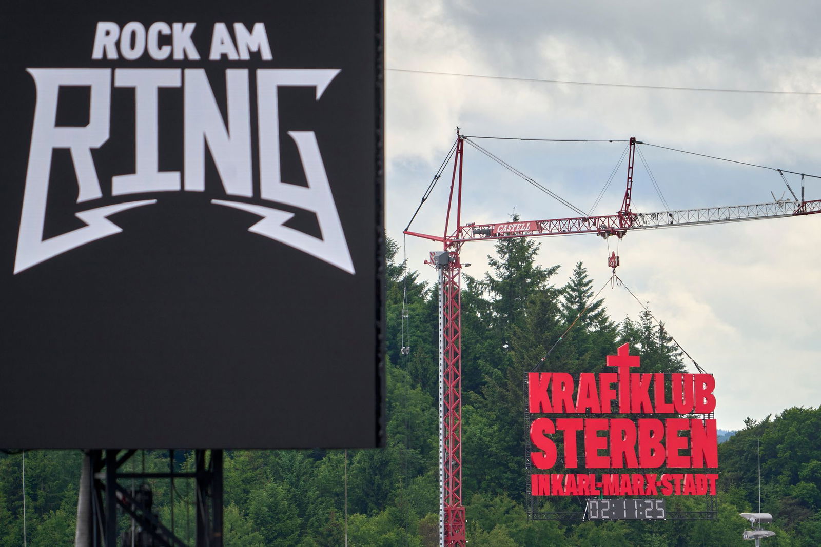 Ein großer Schriftzug an einem Kran hat den Auftritt schon angekündigt.