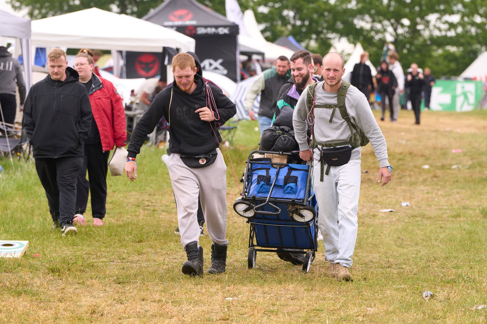 Die Fans trotzen dem wechselhaften Wetter. 