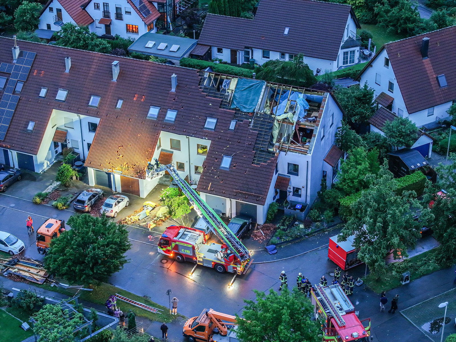 Das Dach eines Reihenhauses in Ulm wurde bei dem Unwetter stark beschädigt. 