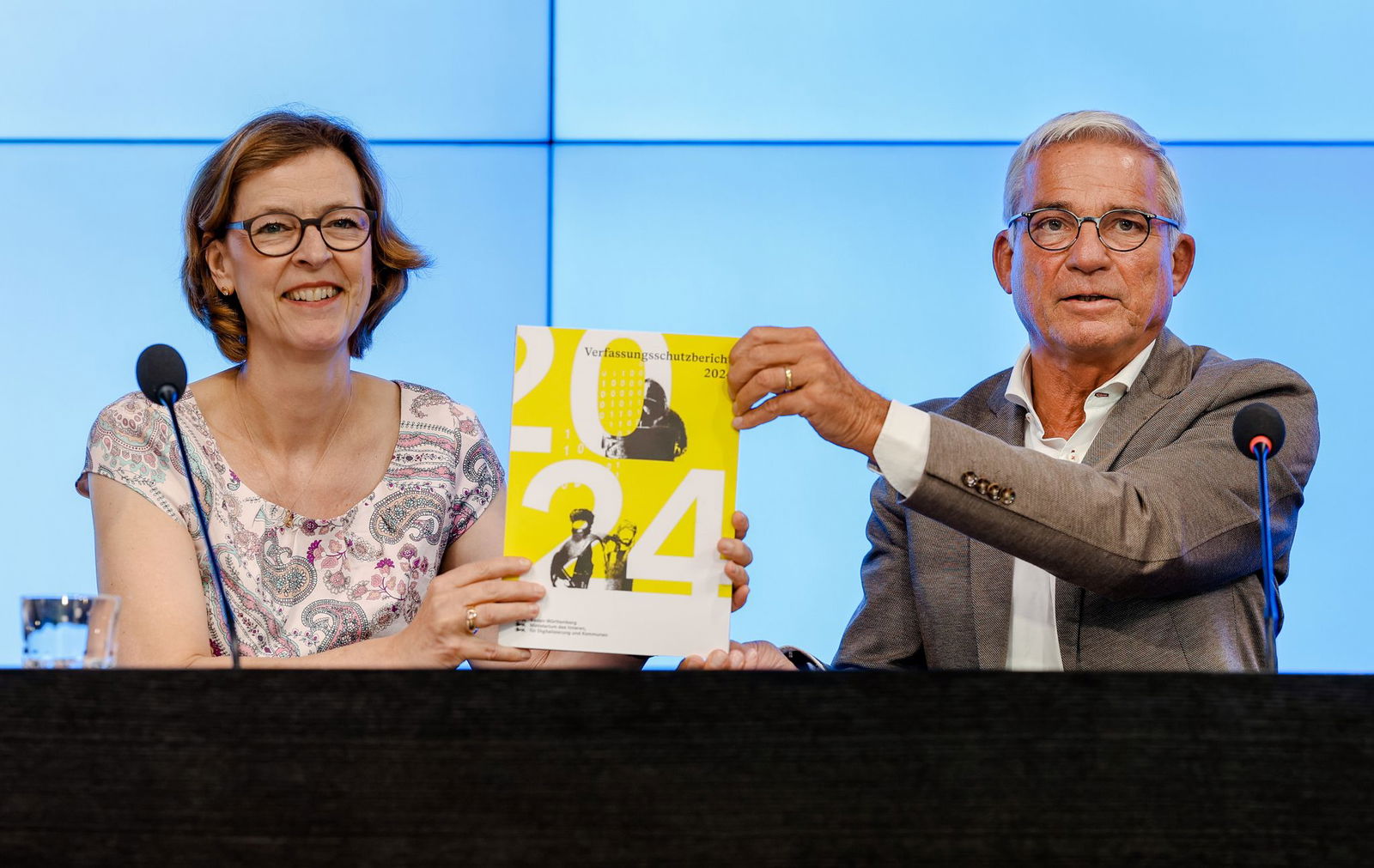 Die Präsidentin des Landesamts für Verfassungsschutz, Beate Bube, (l) und Innenminister Thomas Strobl stellen den neuen Verfassungsschutzbericht vor.