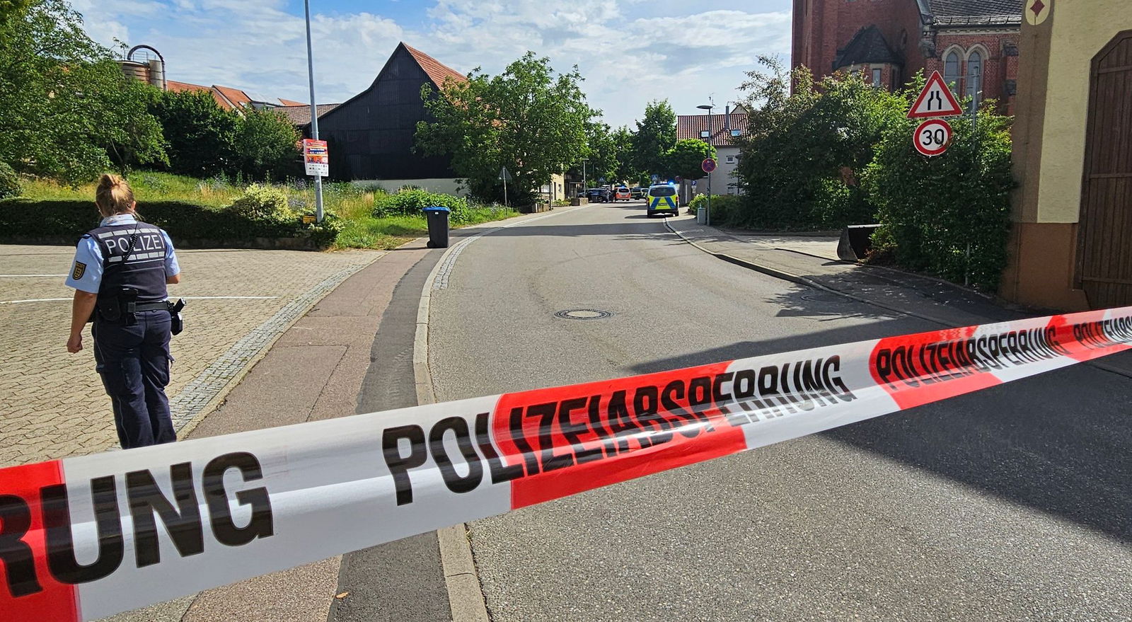  Die Gegend um den Tatort ist weiträumig abgesperrt.