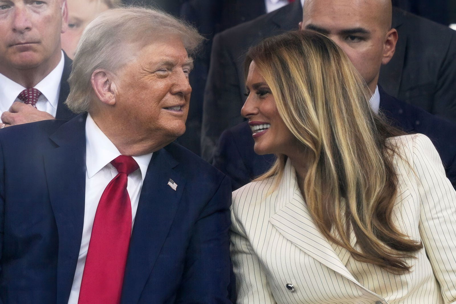 Trump und seine Frau Melania lächeln sich während der Militärparade an. 