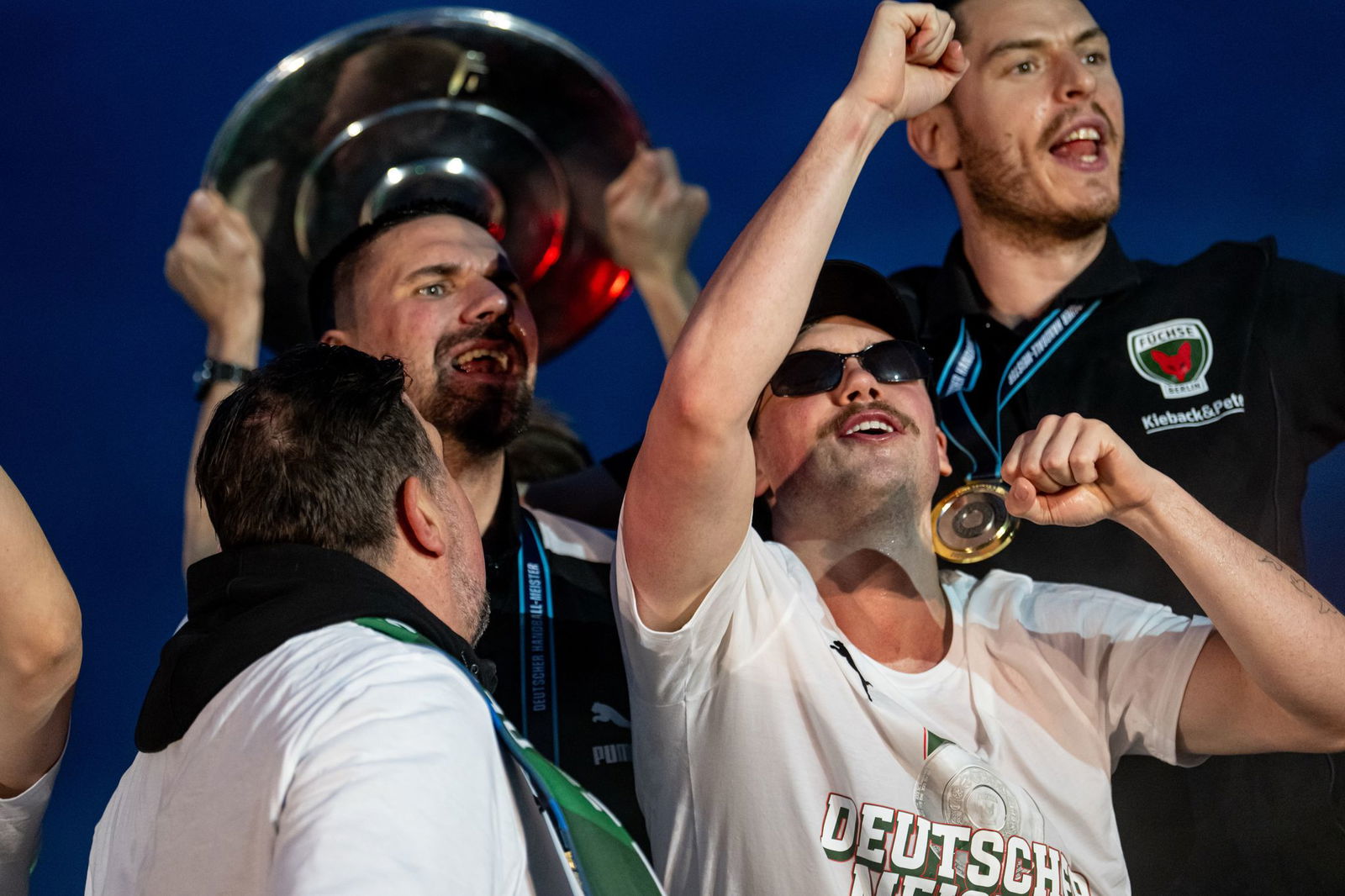 Die Meisterschale blieb nicht lange trocken.