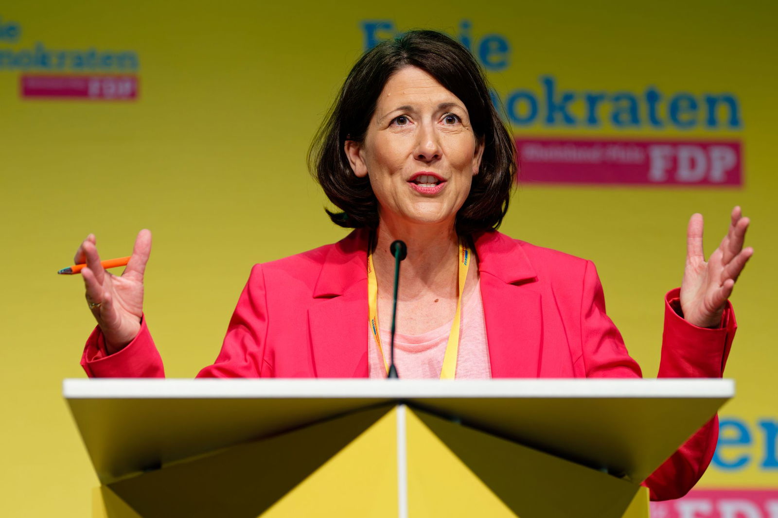 Schmitt forderte unter anderem eine moderne Bildungspolitik und dynamischere Bauwirtschaft.