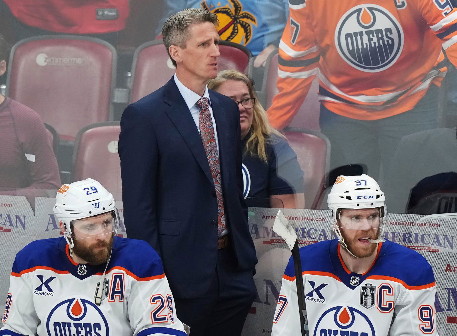 Oilers-Coach Kris Knoblauch und seine Stars Leon Draisaitl (r) und Connor McDavid haben die dritte Final-Partie bei den Florida Panthers verloren.