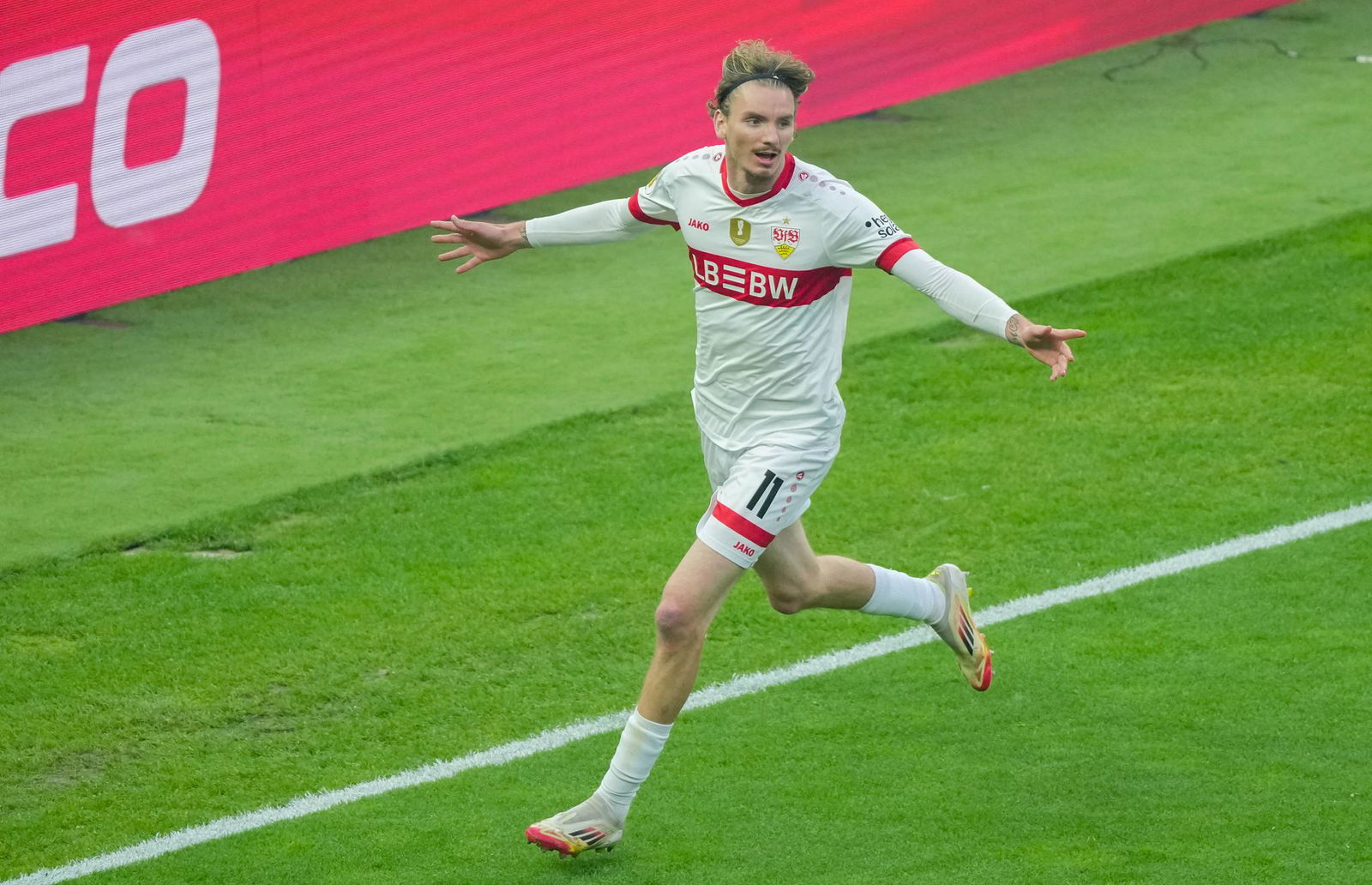 Nick Woltemade weckt mit seiner starken Saison Interesse - er traf auch im Endspiel des DFB-Pokals für den VfB.