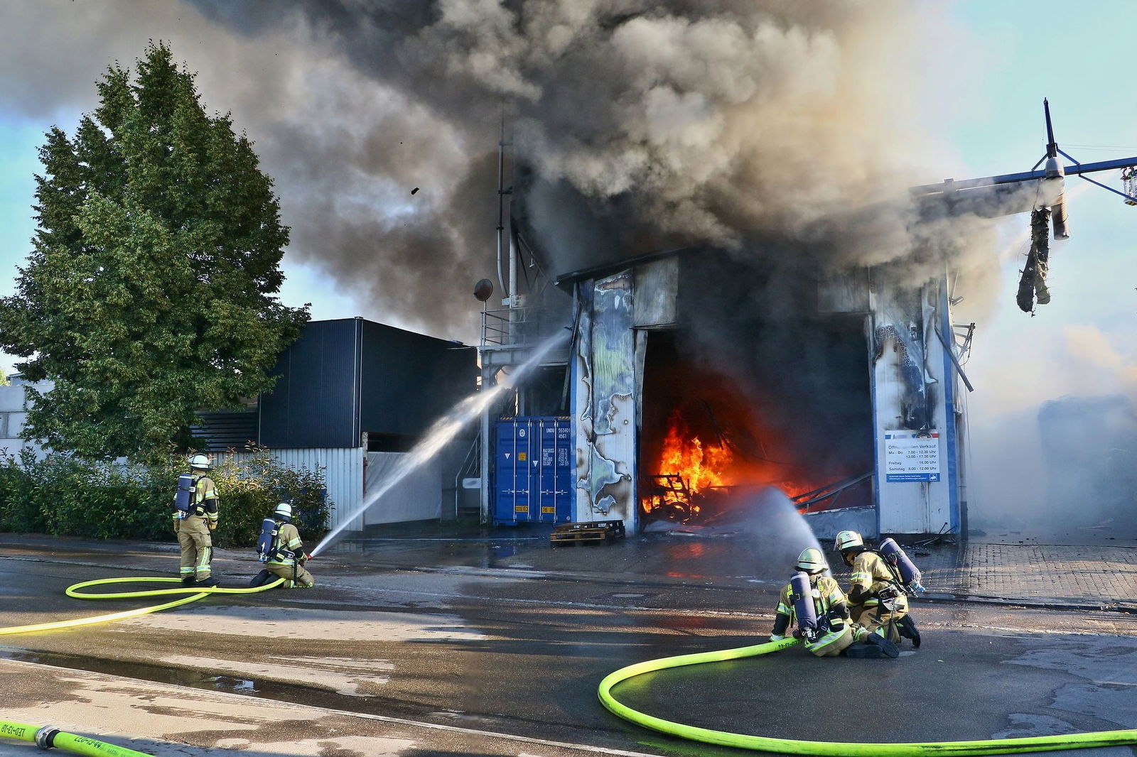 Das Feuer könnte absichtlich gelegt worden sein - und einen politischen Hintergrund haben. Die Polizei prüft das. 