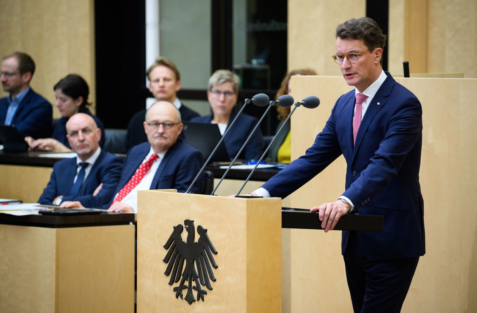 NRW-Ministerpräsident Wüst mahnte: Länder und Kommunen müssten sich die Entlastungen auch leisten können. 