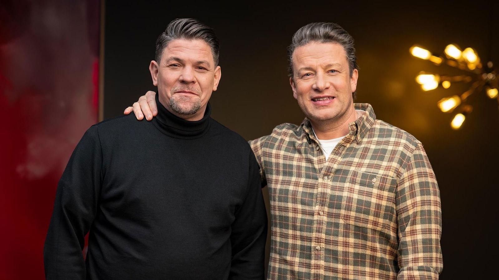 Duell der Spitzenköche: Weltstar Jamie Oliver tritt erstmals gegen den deutschen TV-Liebling Tim Mälzer an.