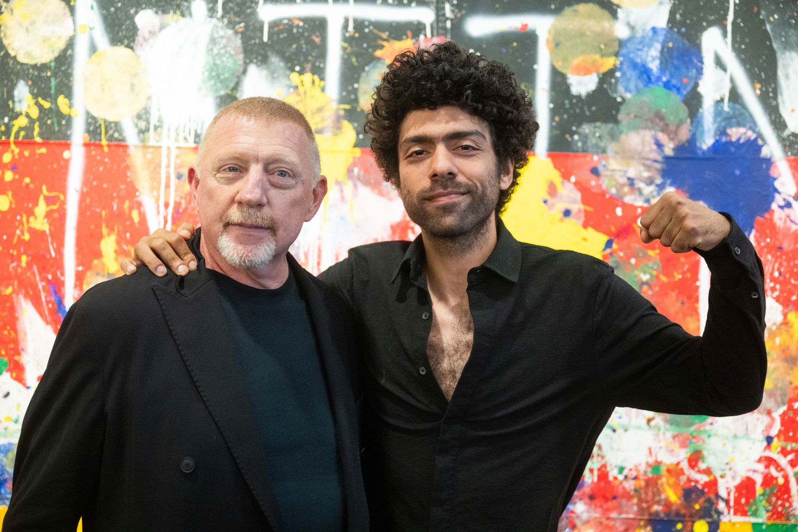 Noah Becker, Sohn des einstigen Tennisprofis Boris Becker, hat mit Hilfe von Fuß- und Tennisbällen ein Kunstwerk geschaffen.