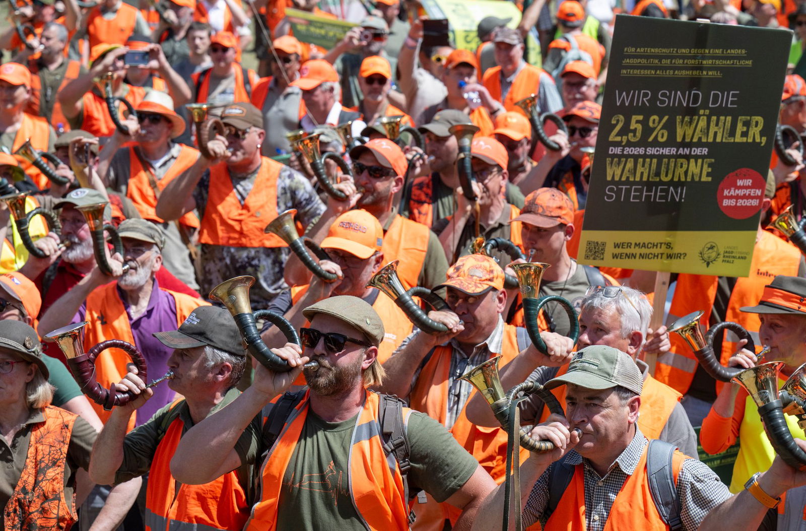 Kollektives Blasen ins Horn - die Jäger machten ihrem Ärger bei der Demo in Mainz läuft. 