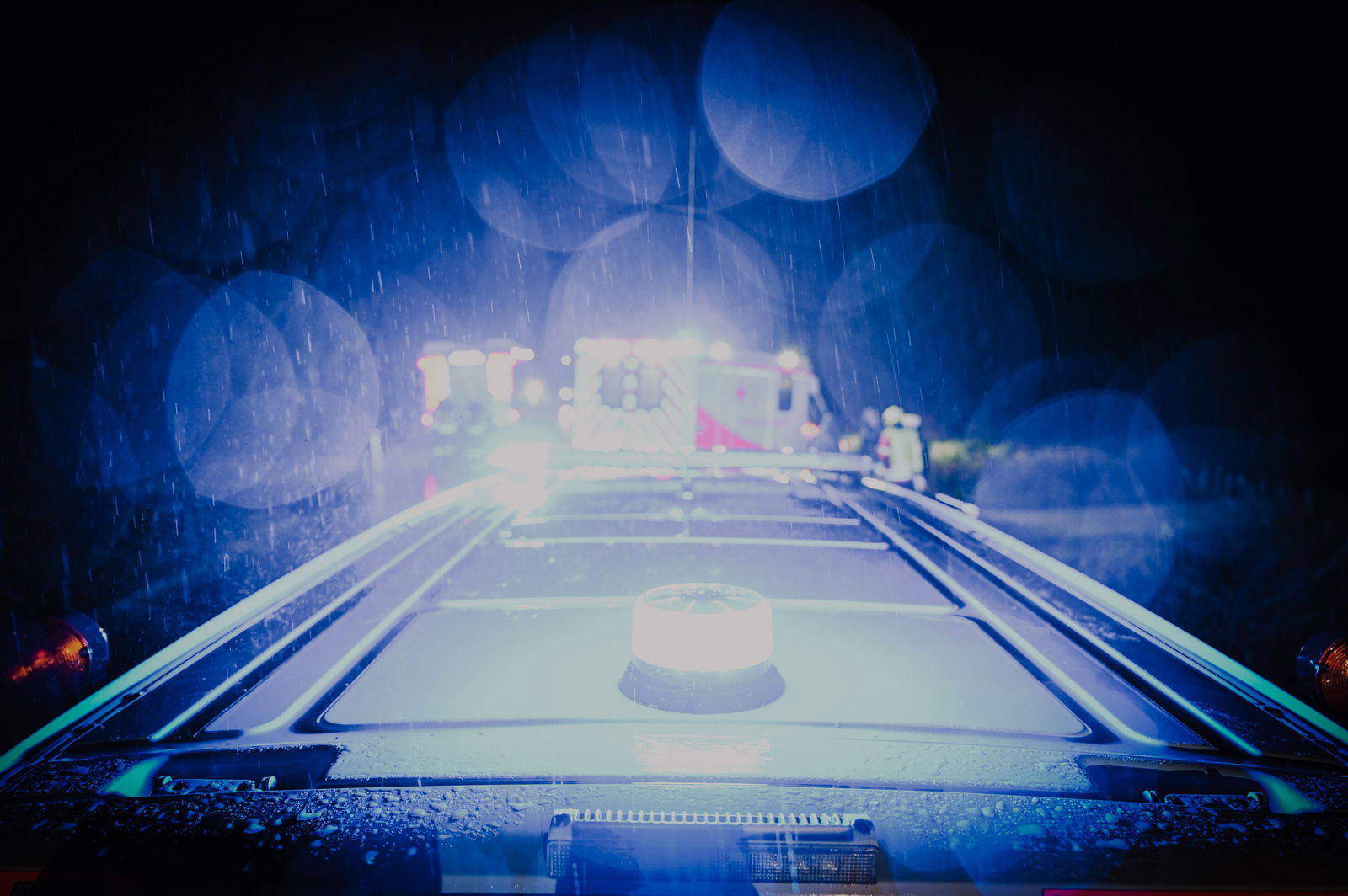 Blaulicht eines Streifenwagens und Rettungswagen