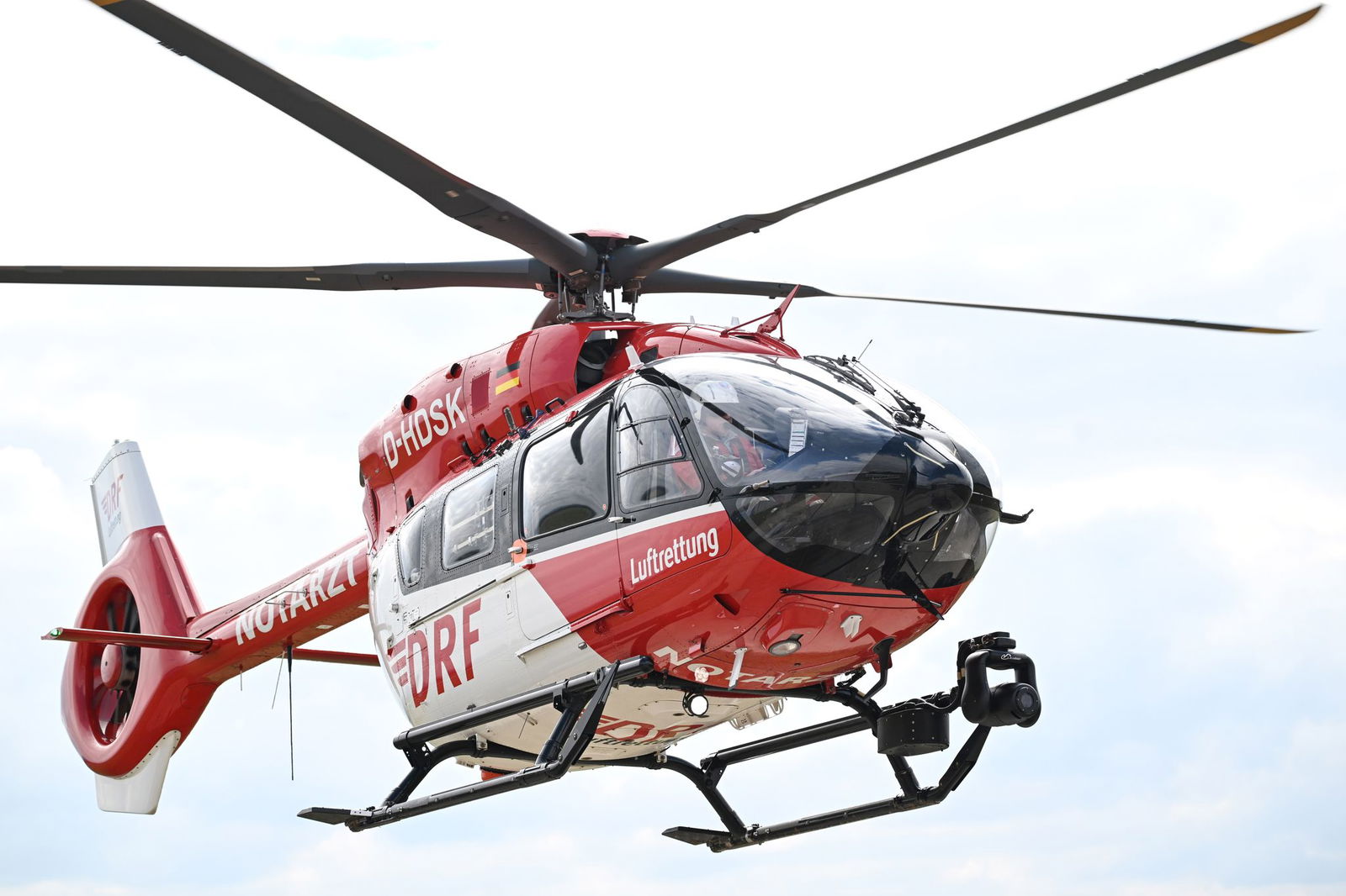 Die schwer verletzte Motorradfahrerin kam mit einem Hubschrauber ins Krankenhaus. (Symbolbild)