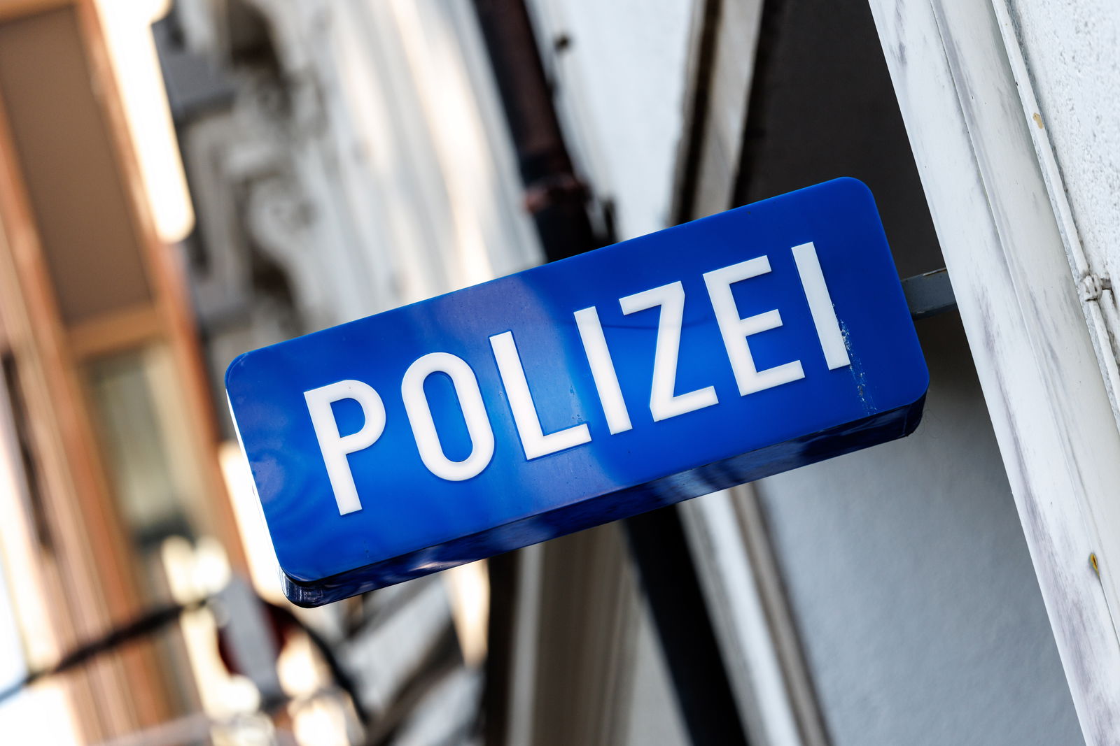Ein Schild mit der Aufschrift Polizei