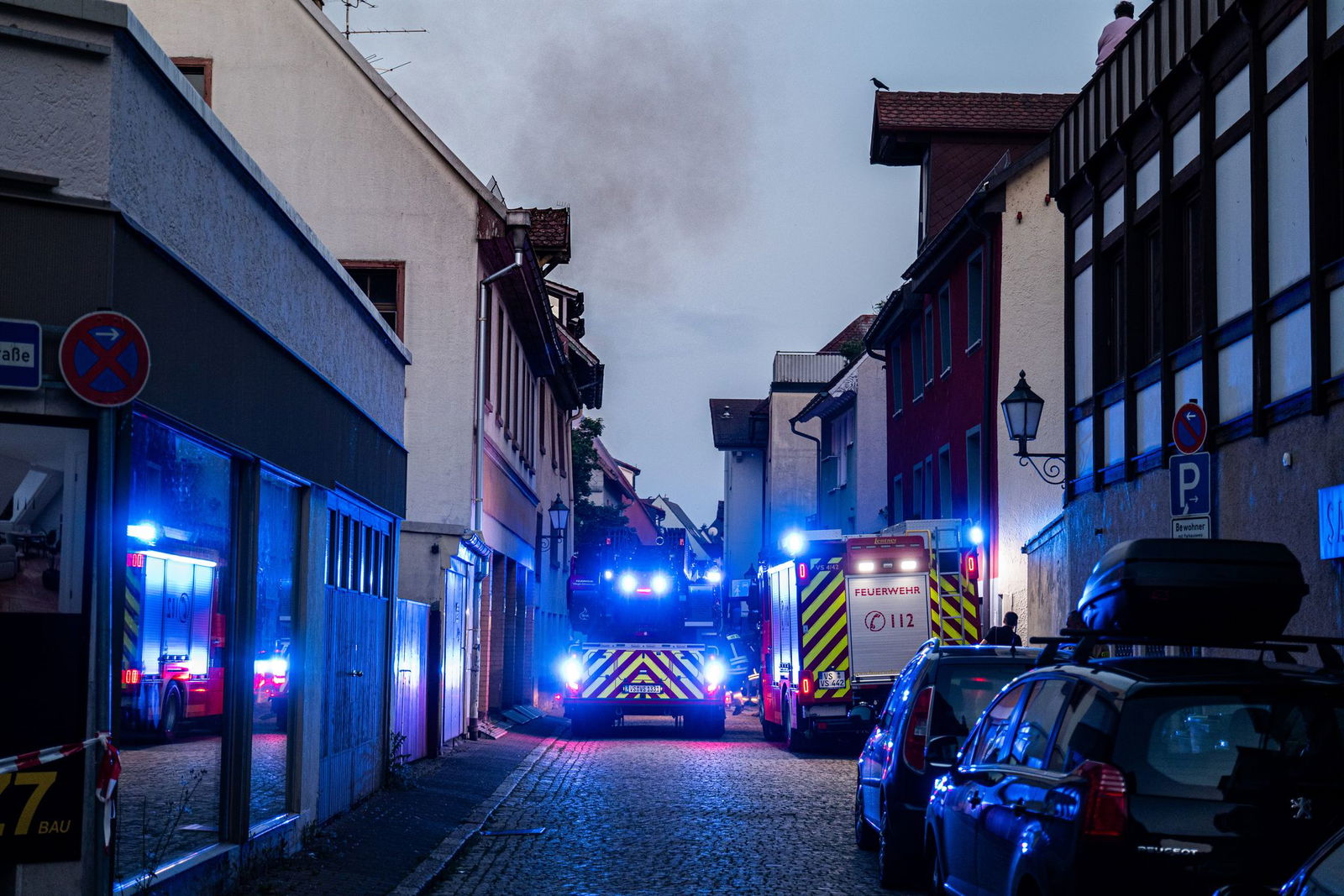 Über eine mögliche Ursache des Großbrandes konnte die Polizei und Feuerwehr noch keine Angaben machen. 