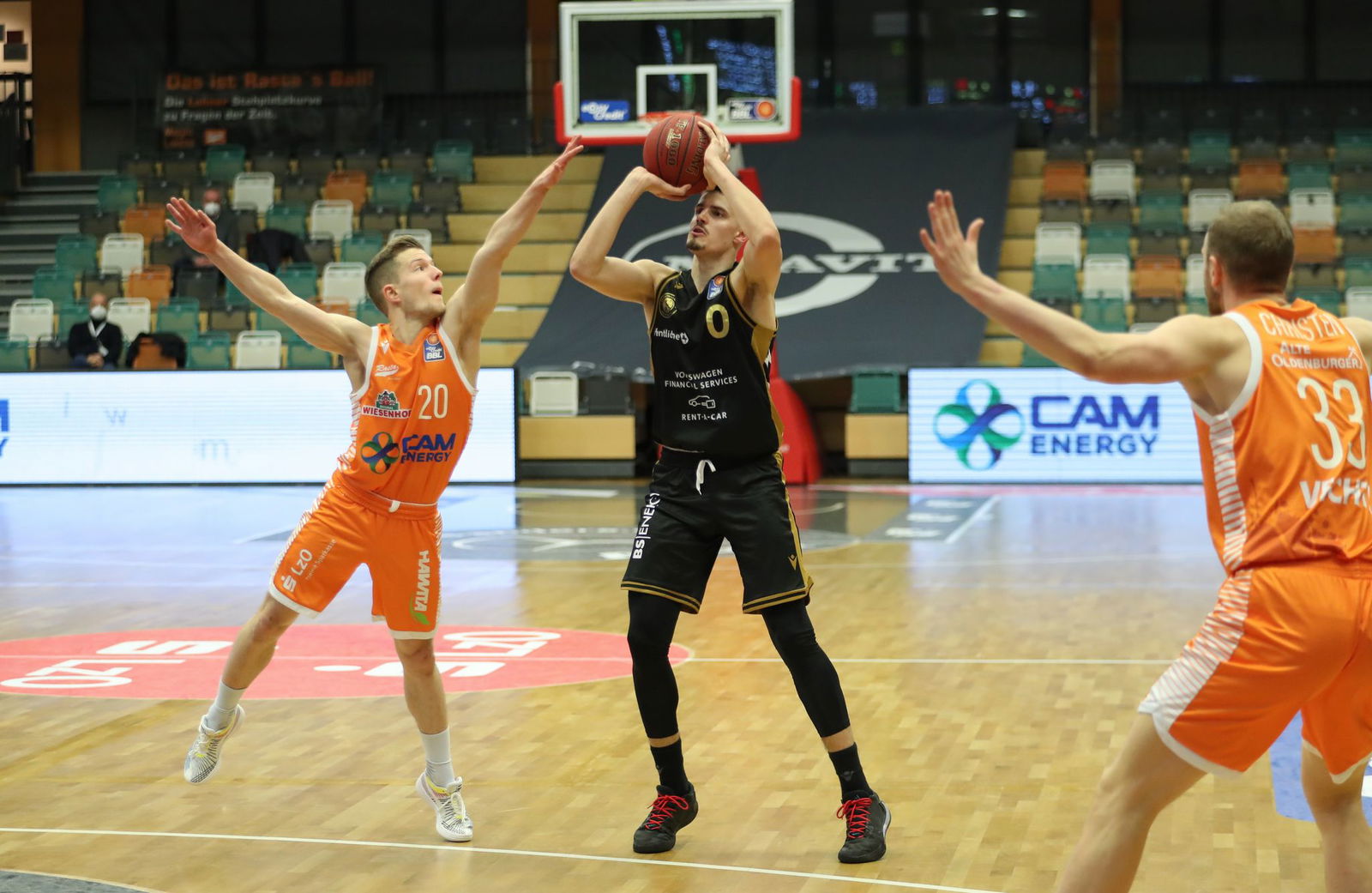 Jannes Hundt (l), hier noch im Trikot von Rasta Vechta, verlässt die Vet-Concept Gladiators Trier.