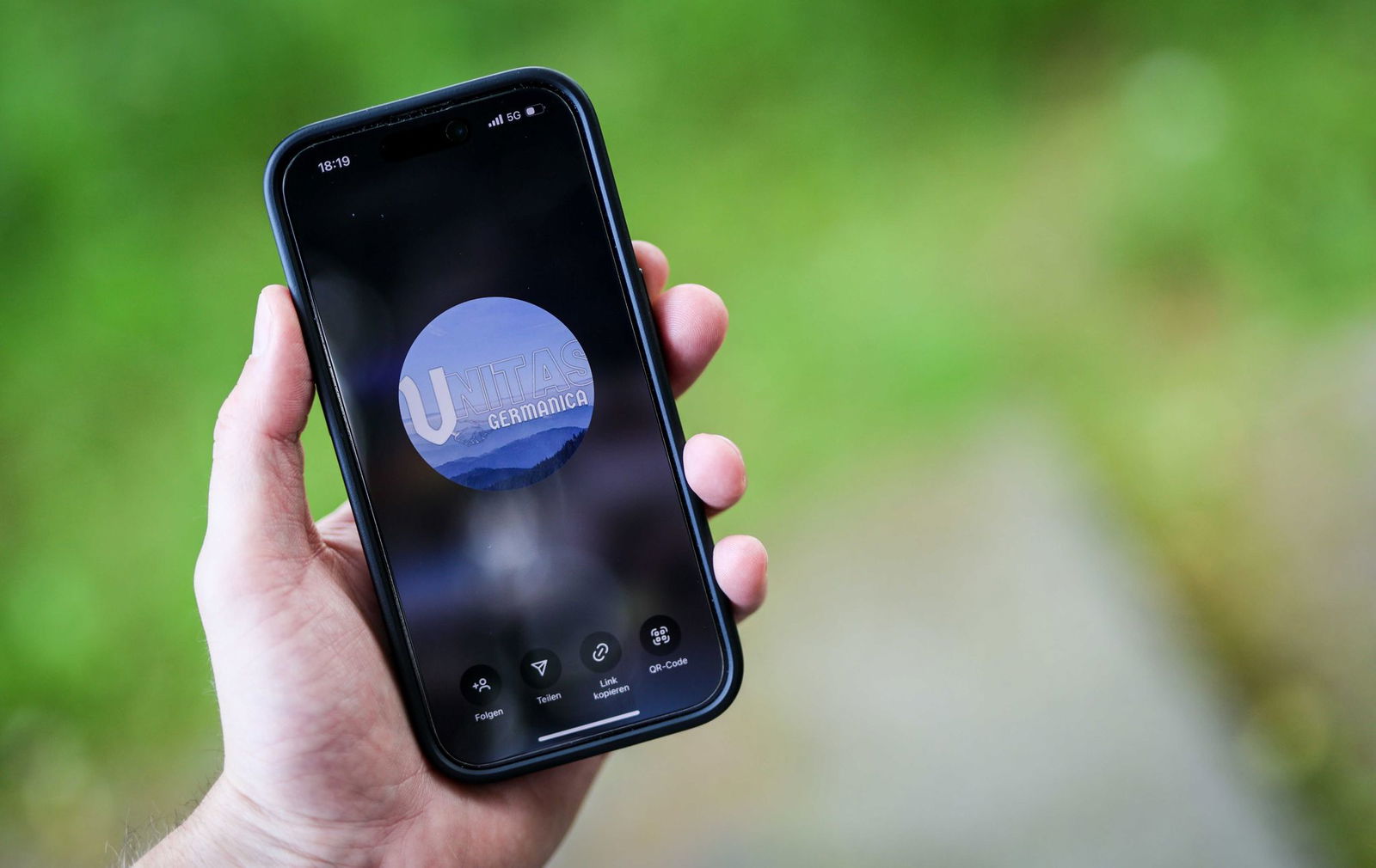 Die Gruppen vernetzen sich in sozialen Medien auch untereinander.