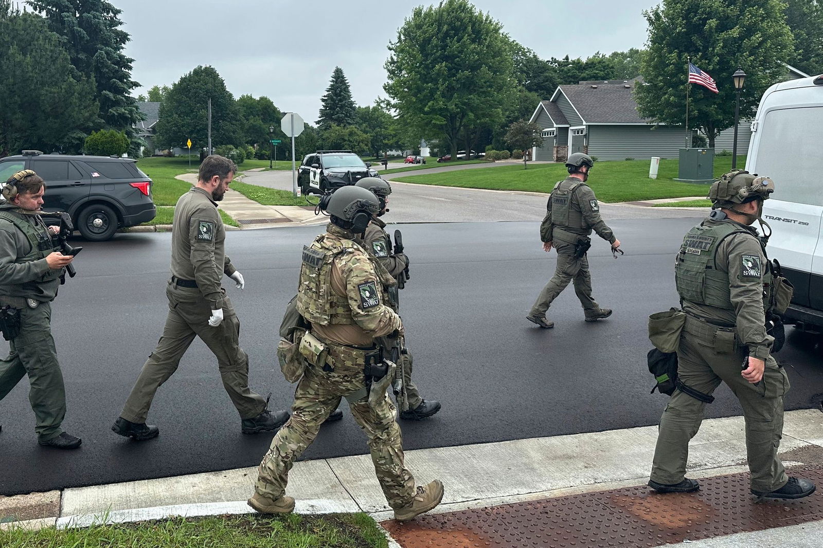 In Minnesota läuft eine großangelegte Fahndung nach dem Schützen - er soll sich als Polizist ausgegeben haben.