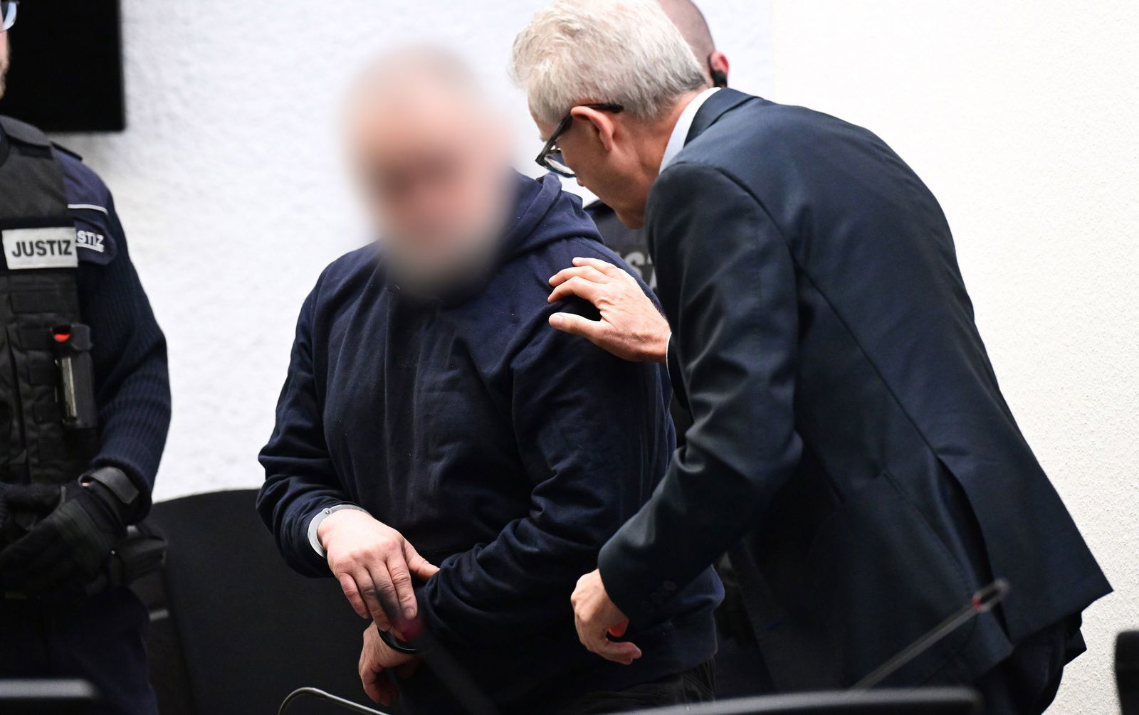 Der Angeklagte (l.) wies beim Prozessauftakt gegen ihn die Vorwürfe der Staatsanwaltschaft zurück. (Archivfoto)