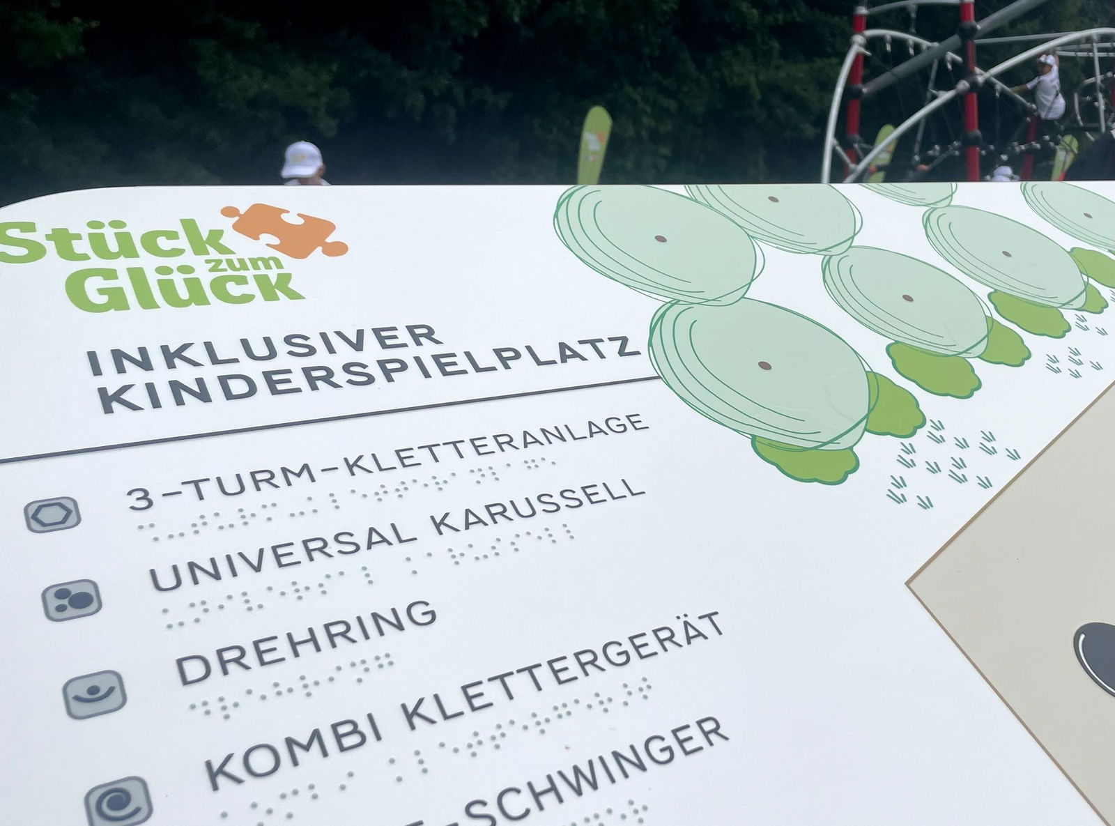 Es sind viele Details, die den Spielplatz inklusiv machen: Dazu zählt eine Erklärtafel auch mit Braille-Schrift für sehbehinderte Menschen. 